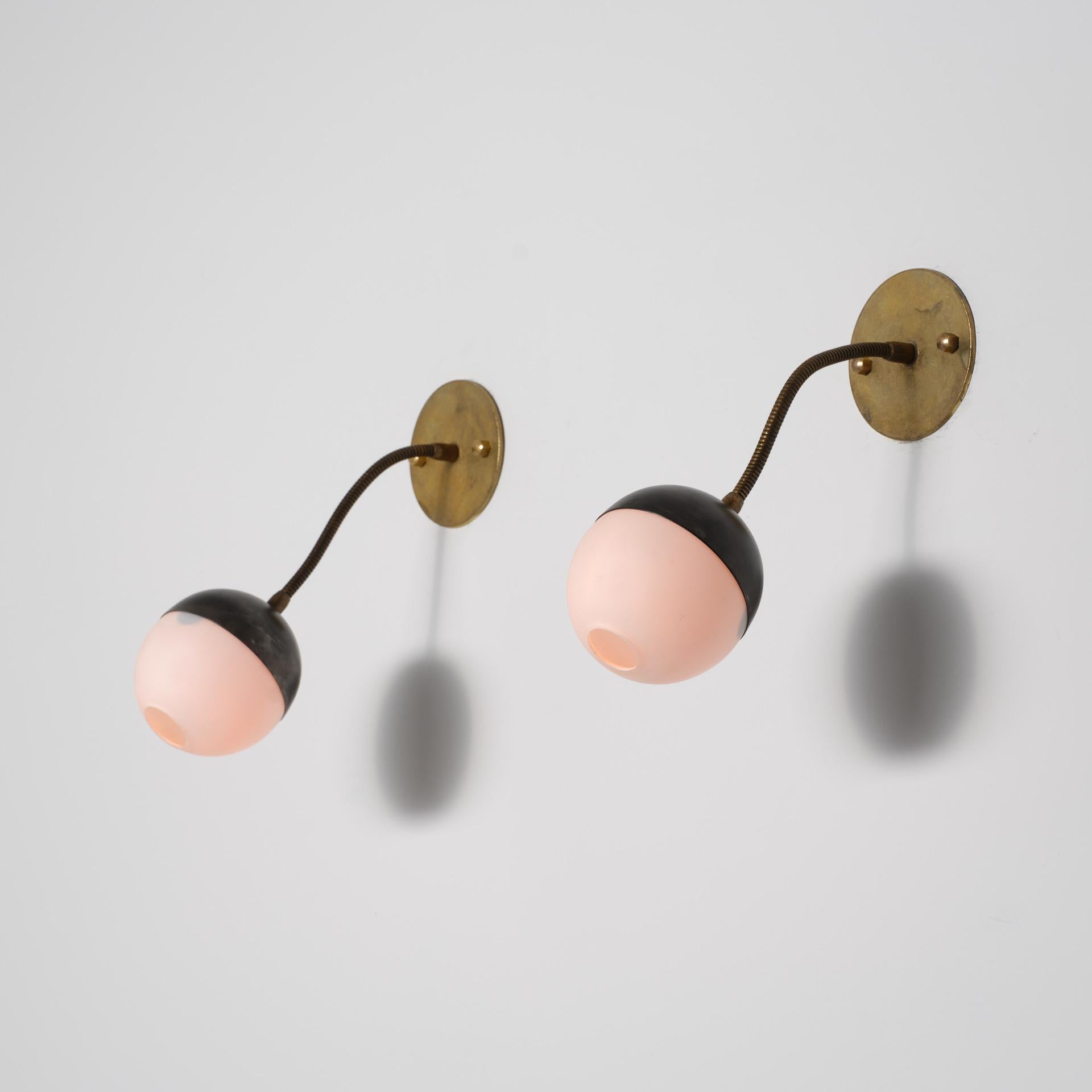 Milieu du XXe siècle Paire d'appliques murales italiennes réglables en laiton et verre opalin, années 1950 en vente