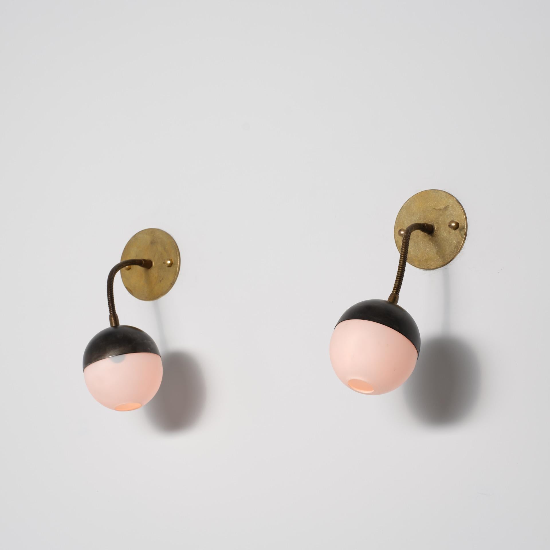 Métal Paire d'appliques murales italiennes réglables en laiton et verre opalin, années 1950 en vente