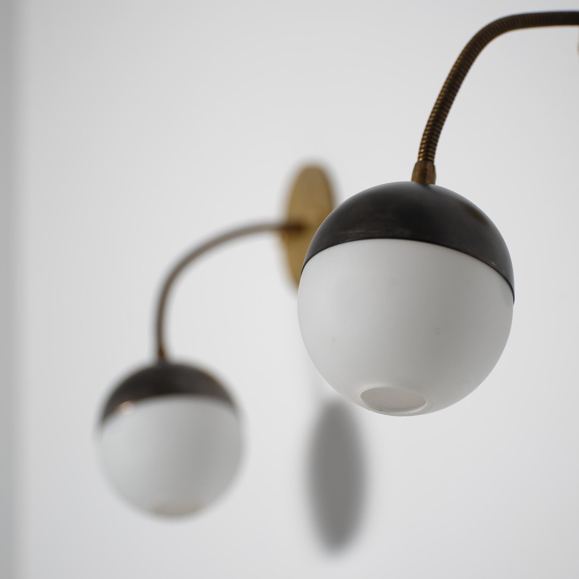 Paire d'appliques murales italiennes réglables en laiton et verre opalin, années 1950 en vente 2