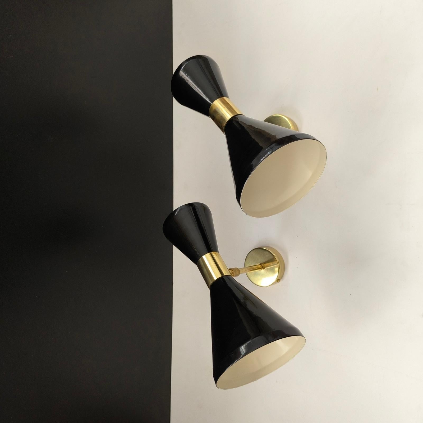 Coppia di applique a Diabolo orientabili italiane, nello stile di Stilnovo.
Paralumi laccati neri, ciascuno con due luci.
Altezza 26 cm.
Consegna standard in lacca nera e ottone lucido, prese E12 o E14 su richiesta.
Sono disponibili finiture