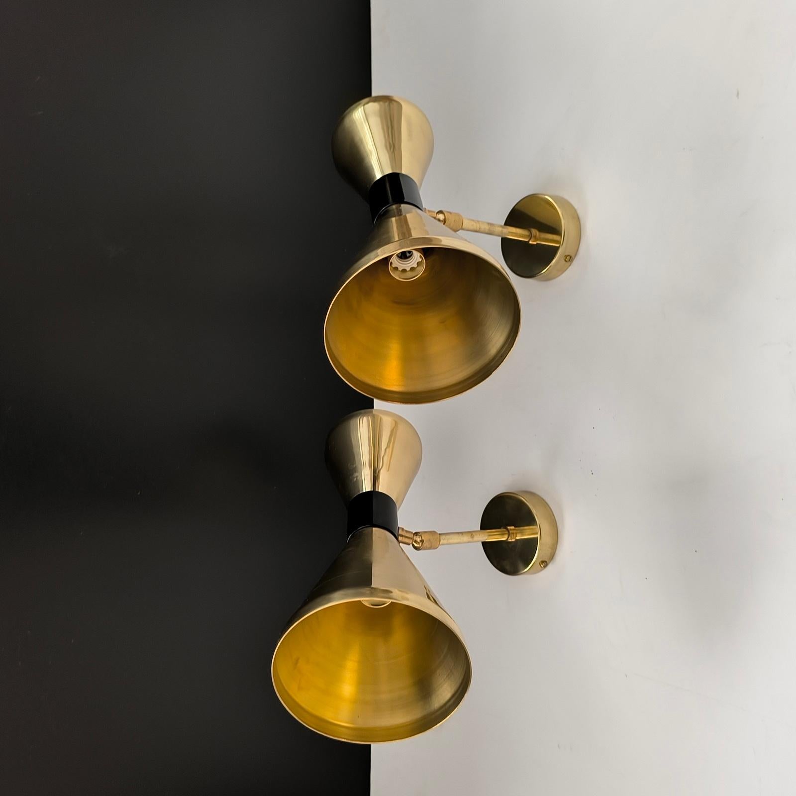 Ein Paar italienische verstellbare Diabolo-Wandleuchten im Stil von Stilnovo (21. Jahrhundert und zeitgenössisch) im Angebot