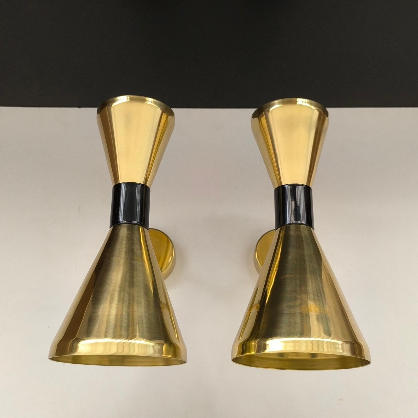 Ein Paar italienische verstellbare Diabolo-Wandleuchten im Stil von Stilnovo (Messing) im Angebot