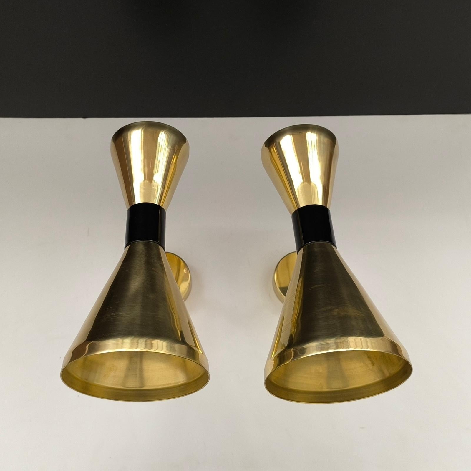 Ein Paar italienische verstellbare Diabolo-Wandleuchten im Stil von Stilnovo im Angebot 1