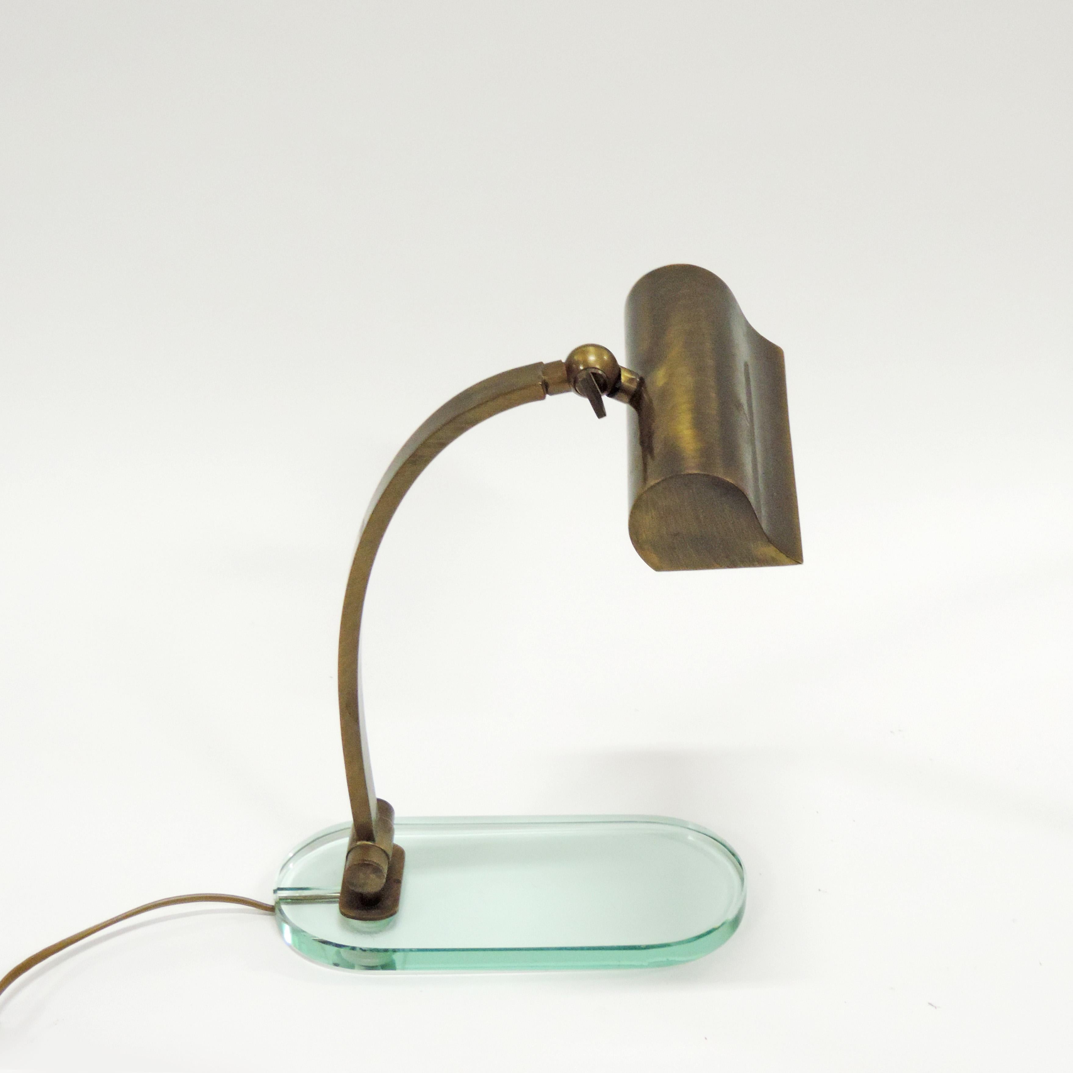 Mid-Century Modern Paire de lampes de bureau italiennes réglables par Lumen en laiton et verre, Italie, années 1950 en vente