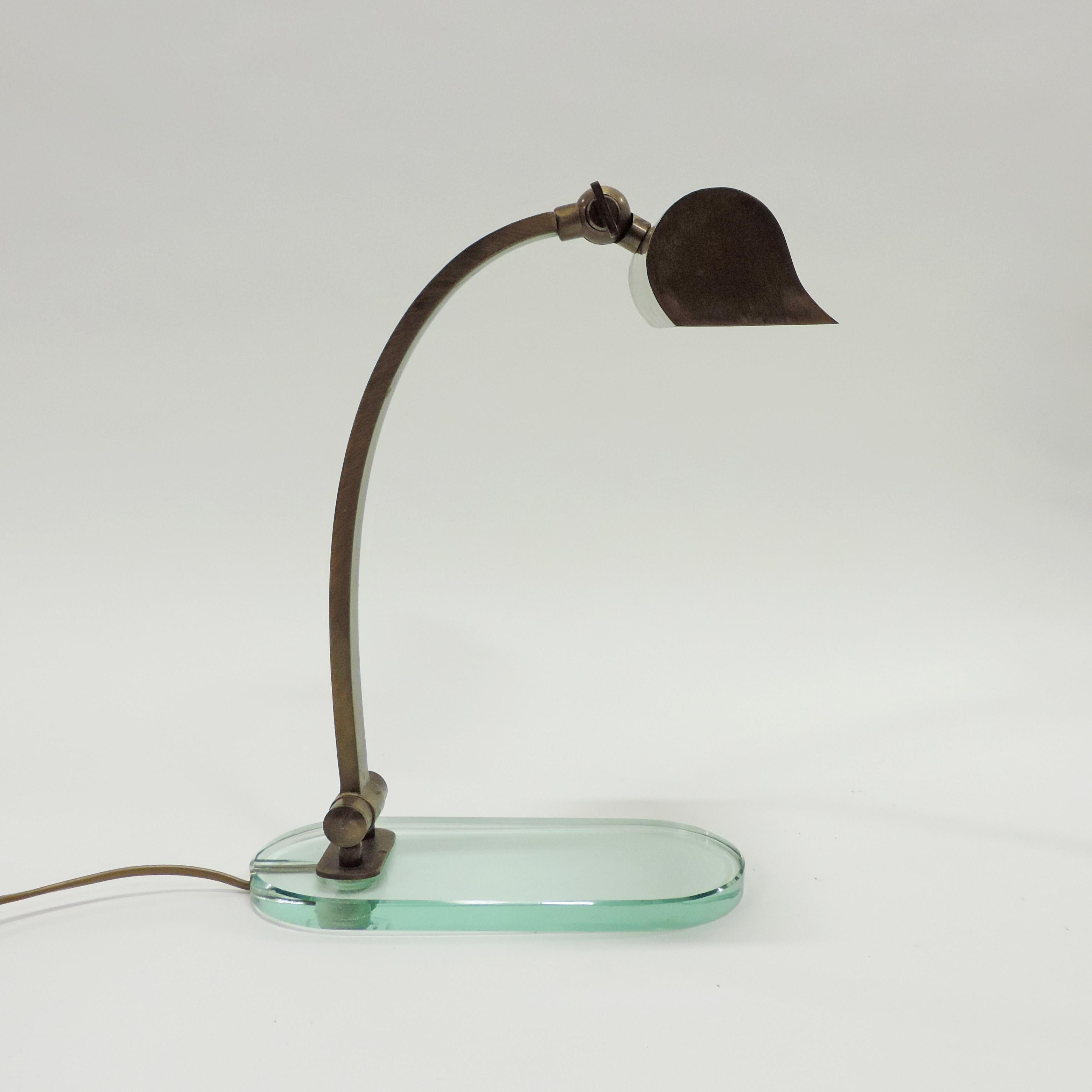 Milieu du XXe siècle Paire de lampes de bureau italiennes réglables par Lumen en laiton et verre, Italie, années 1950 en vente