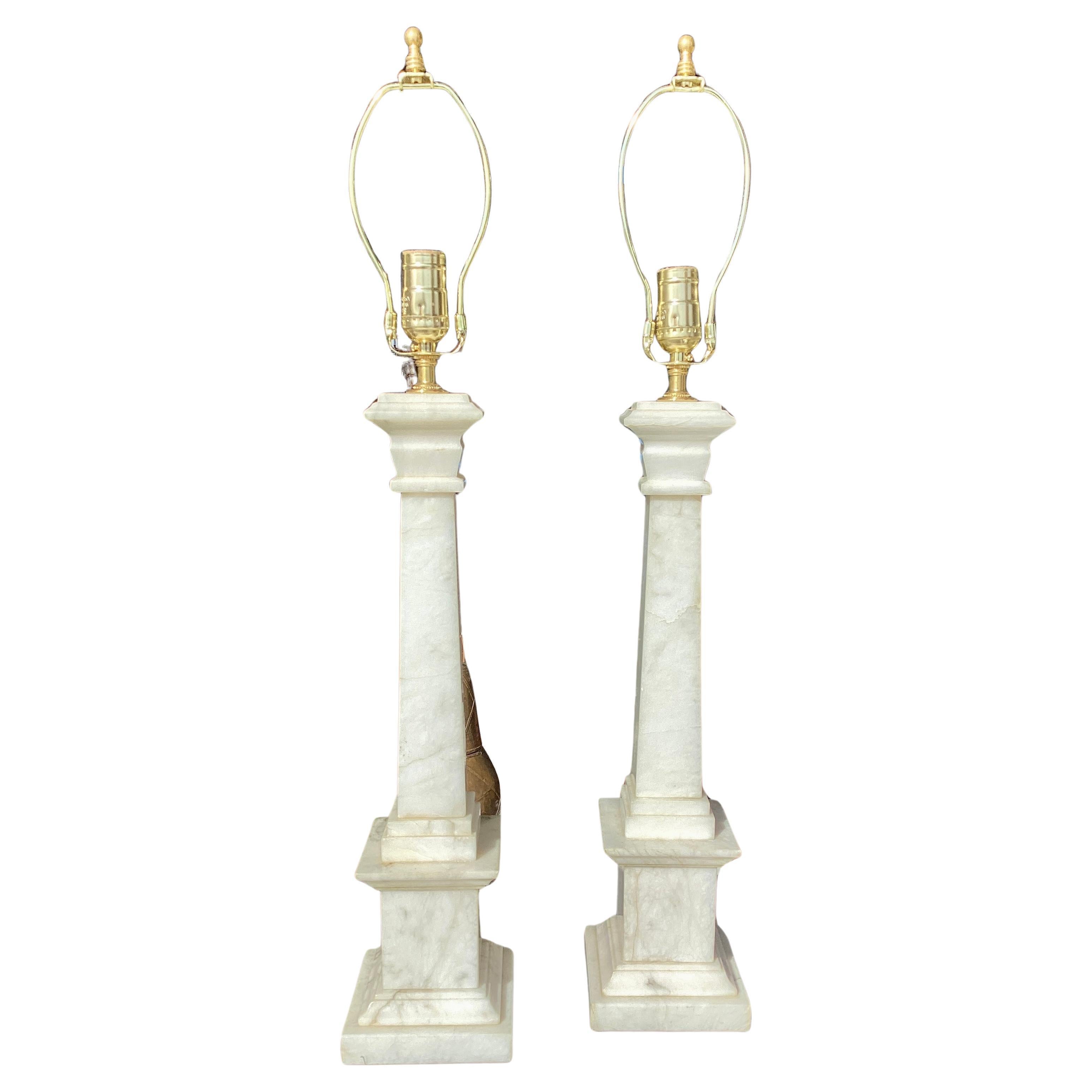 Paire de lampes italiennes à colonne en albâtre. La colonne carrée repose sur un socle. Le câblage des lampes a été refait, avec de nouvelles douilles. Les lampes mesurent 21 pouces jusqu'à la base de la harpe.