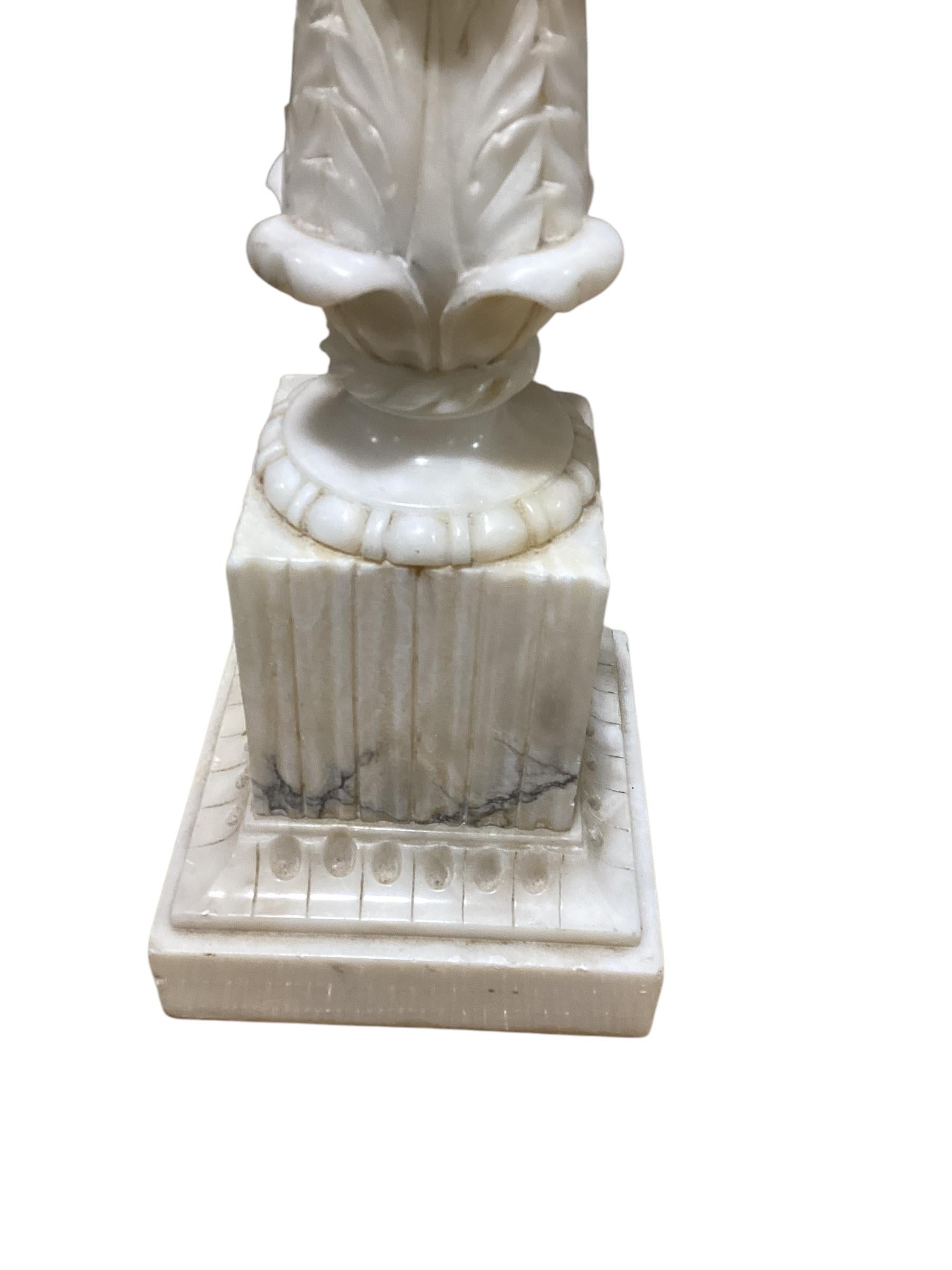 Paar italienische Säulenlampen aus Alabaster (Neoklassisch) im Angebot