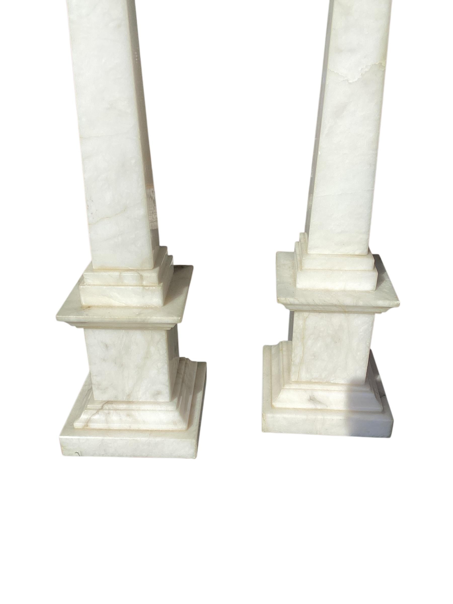 Néoclassique Paire de lampes à colonne italiennes en albâtre en vente