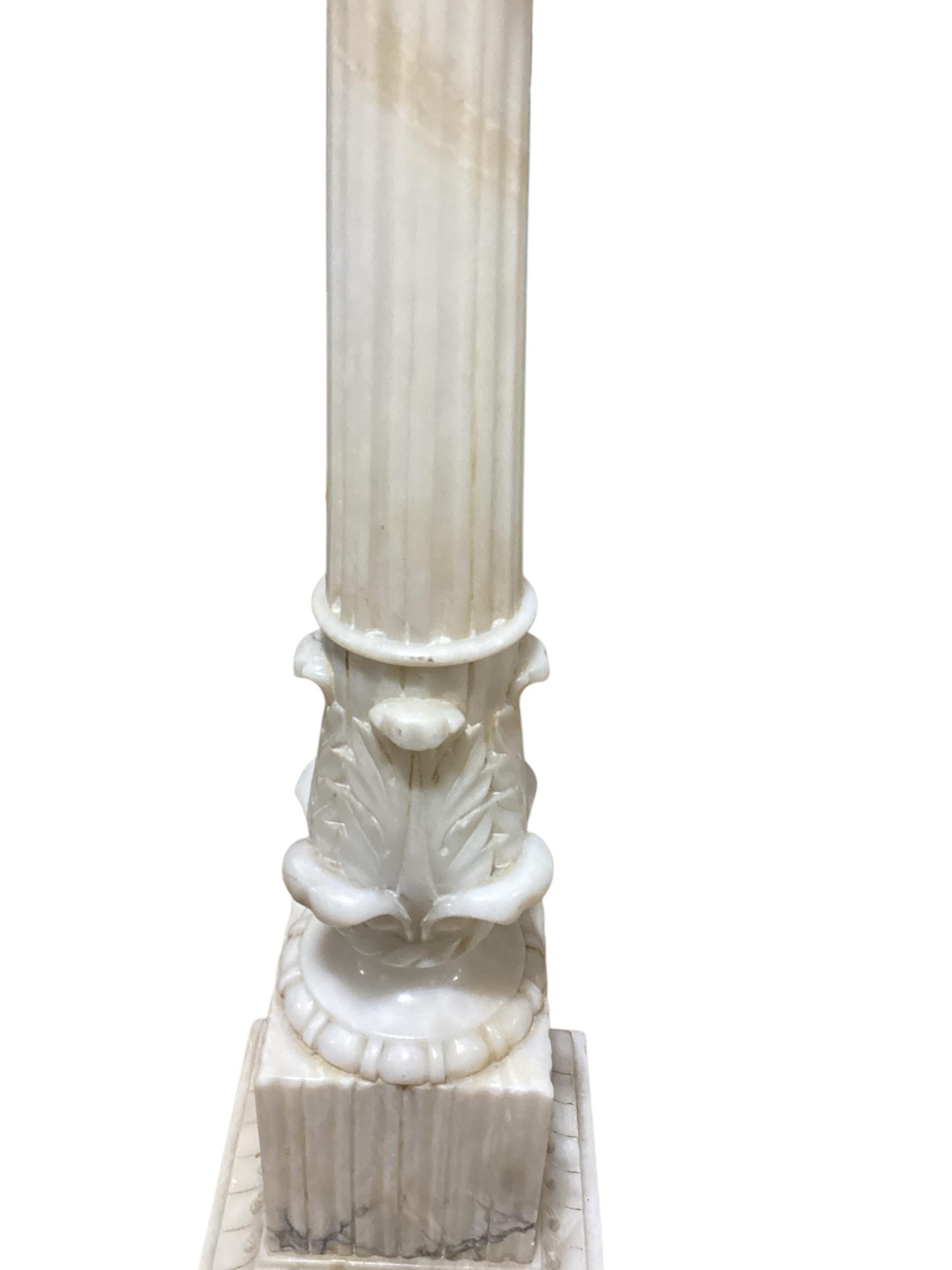 Paar italienische Säulenlampen aus Alabaster (Italienisch) im Angebot