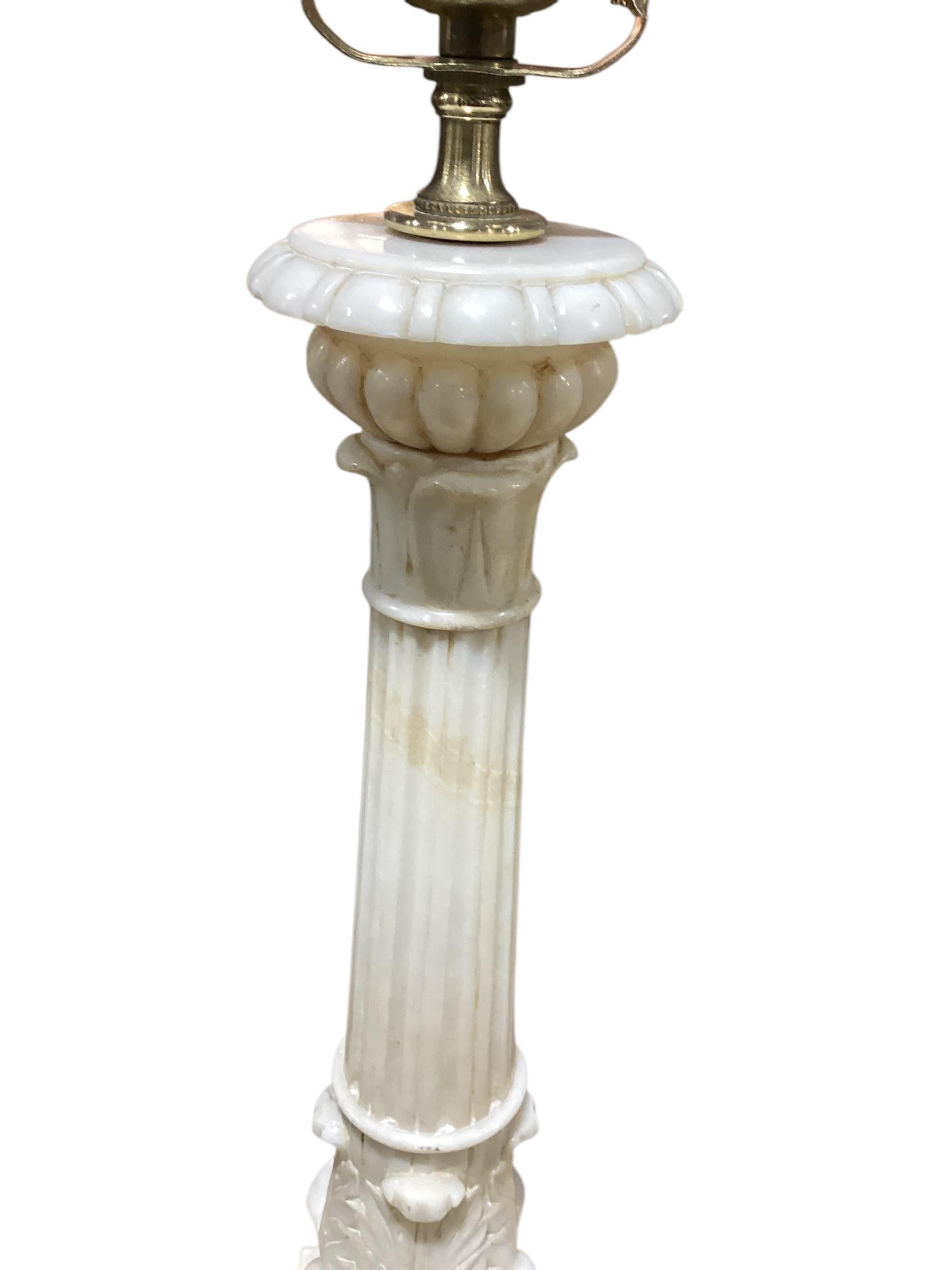 Paar italienische Säulenlampen aus Alabaster im Zustand „Gut“ im Angebot in Chapel Hill, NC