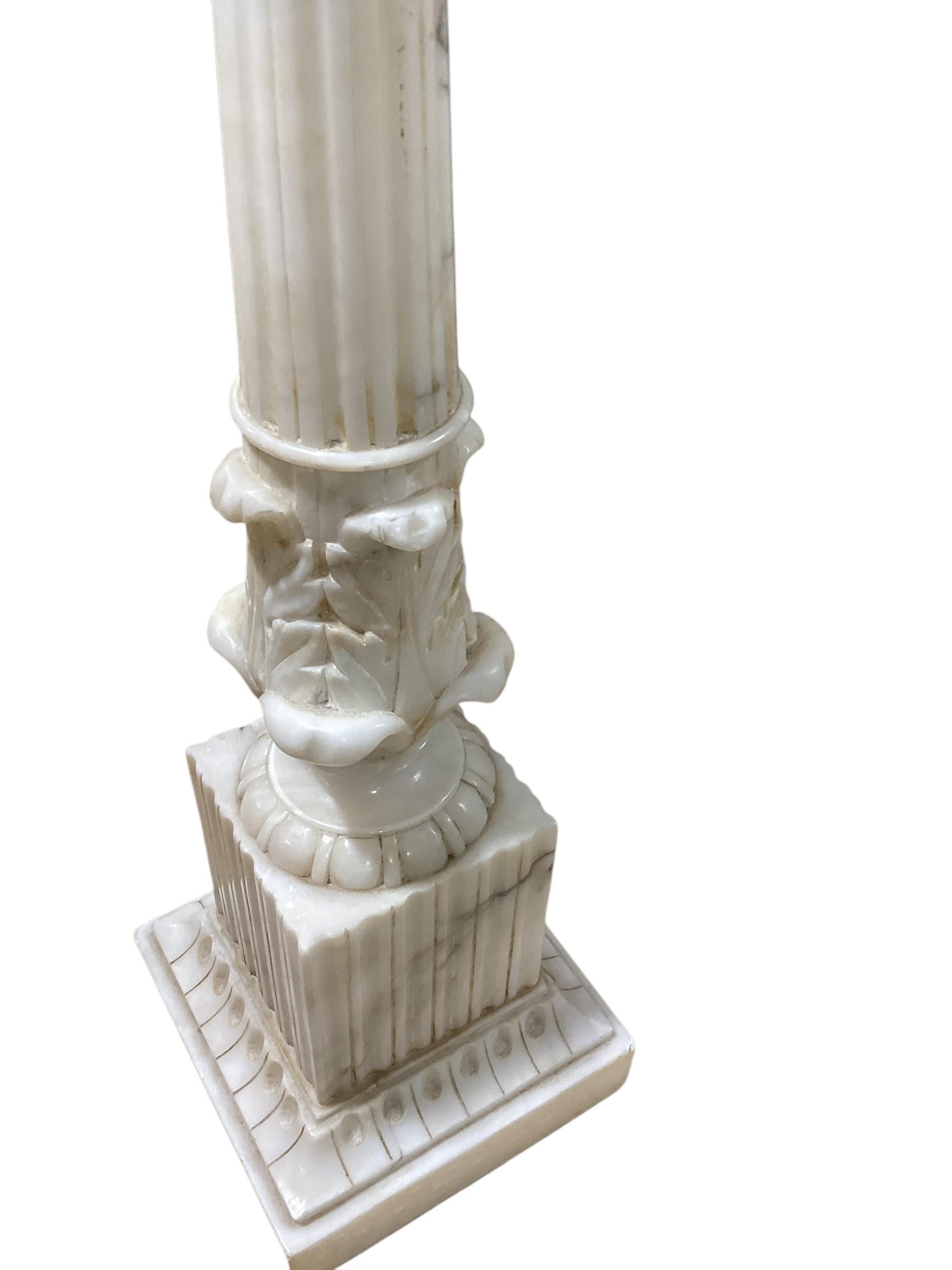 Paar italienische Säulenlampen aus Alabaster (20. Jahrhundert) im Angebot