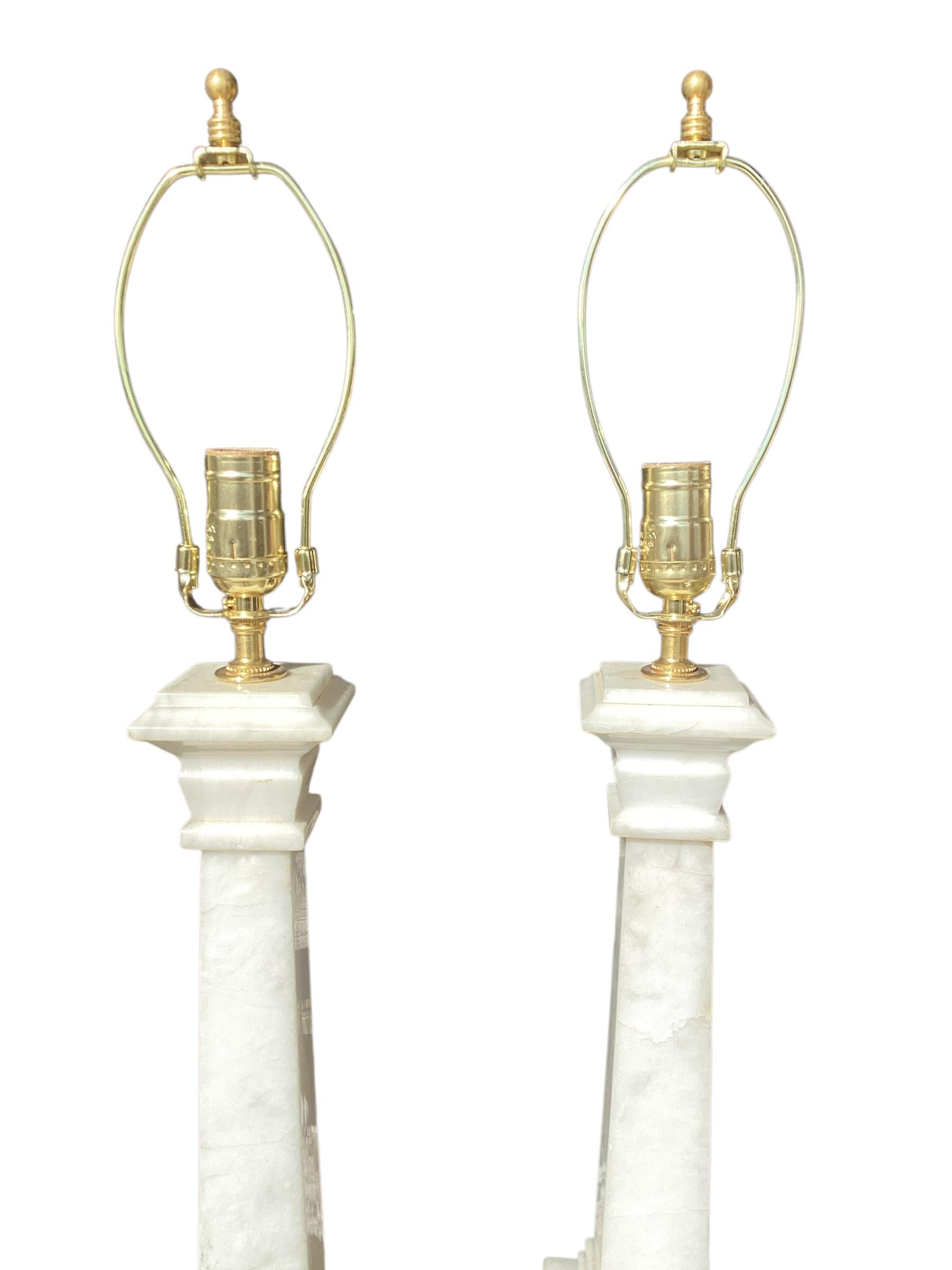 Albâtre Paire de lampes à colonne italiennes en albâtre en vente