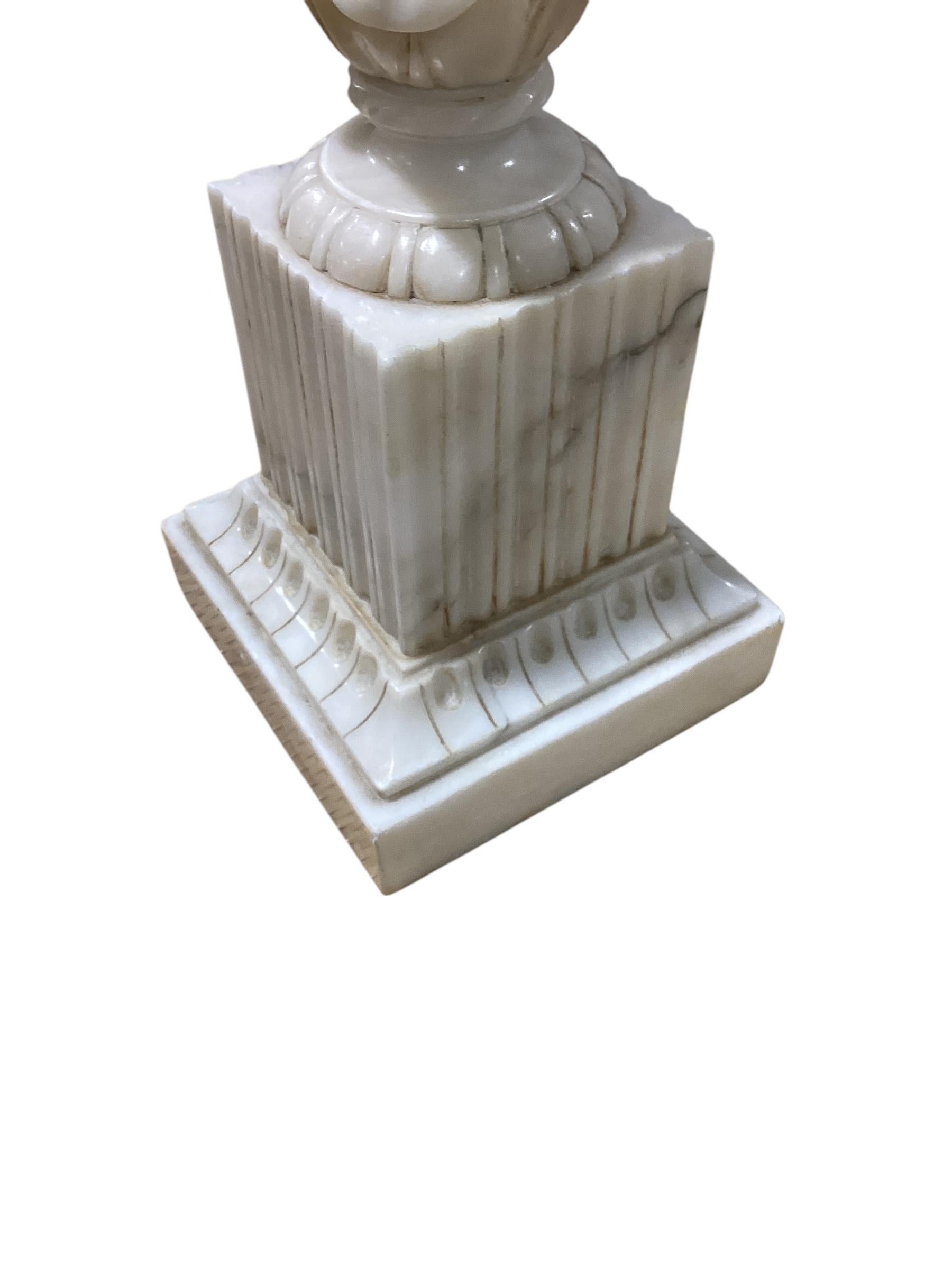 Paar italienische Säulenlampen aus Alabaster im Angebot 1