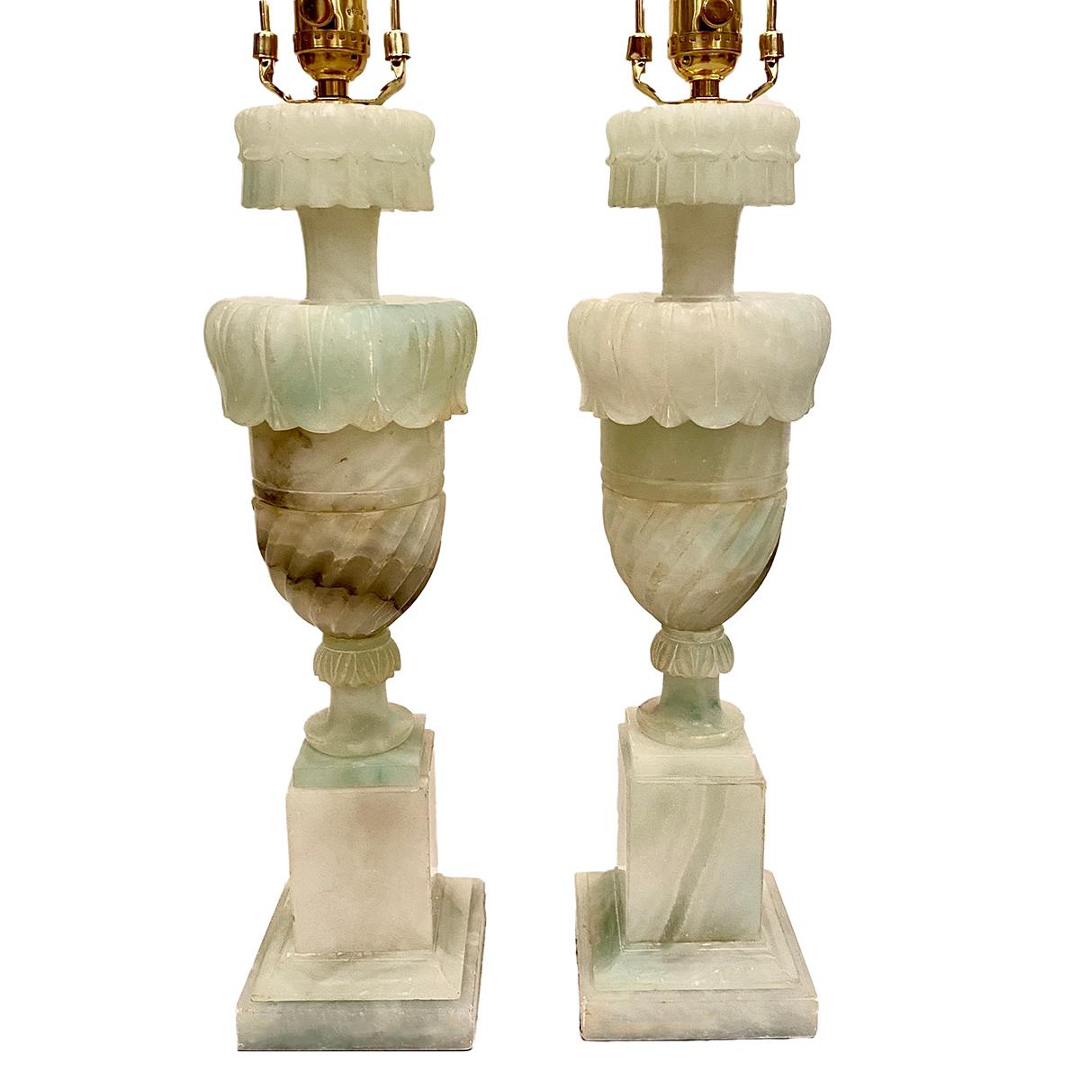 Coppia di lampade italiane in alabastro intagliato con fogliame degli anni '60.

Misure:
Altezza della scocca: 18