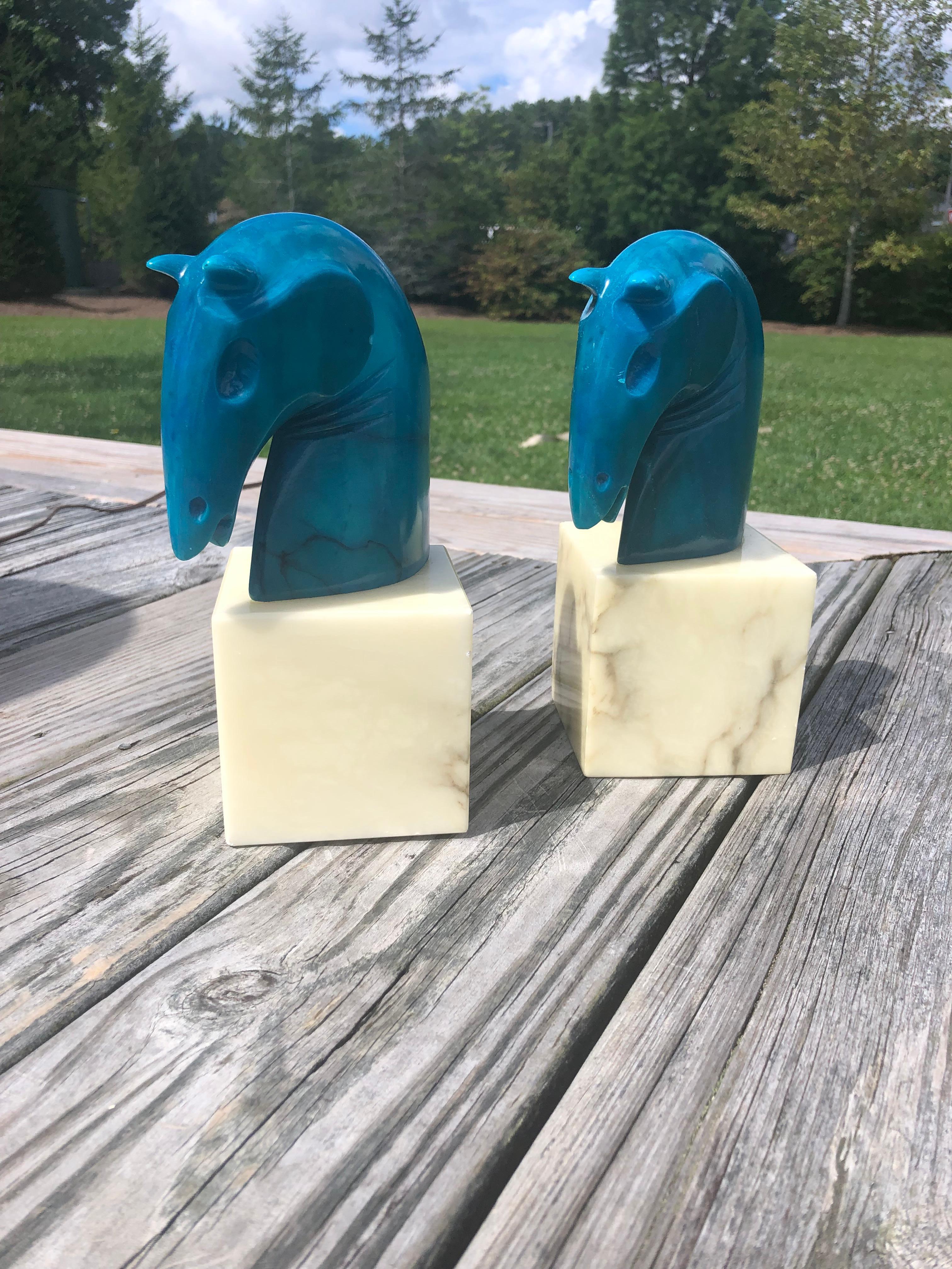 Paar italienische Alabaster-Skulpturen Pferdekopf Buchstützen. Die leuchtend türkisblaue Pferdekopffigur steht auf einem quadratischen Sockel aus weißem Alabaster.