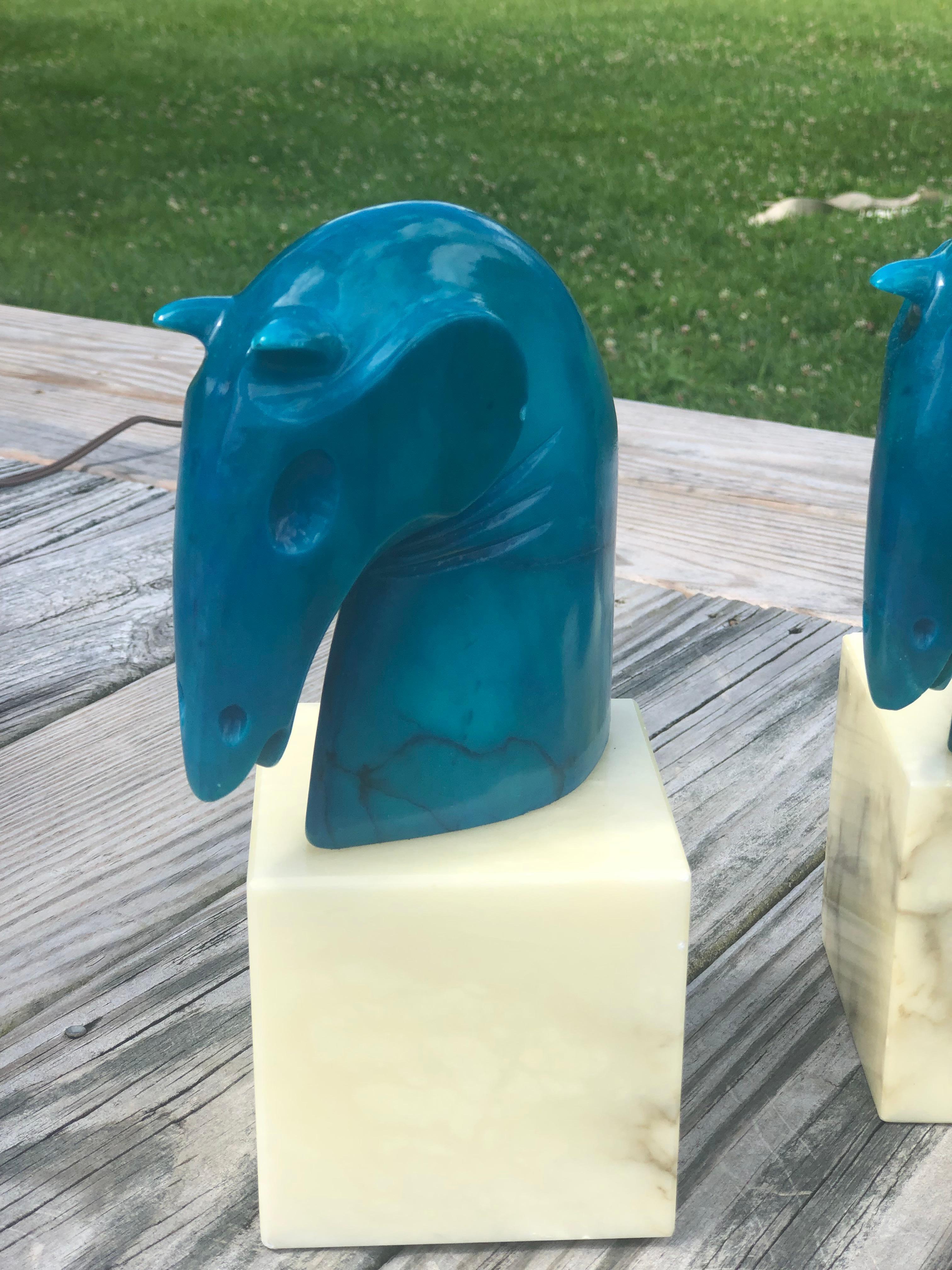 Paar italienische skulpturale Alabaster-Buchstützen mit Pferdekopf aus Alabaster (Italienisch) im Angebot