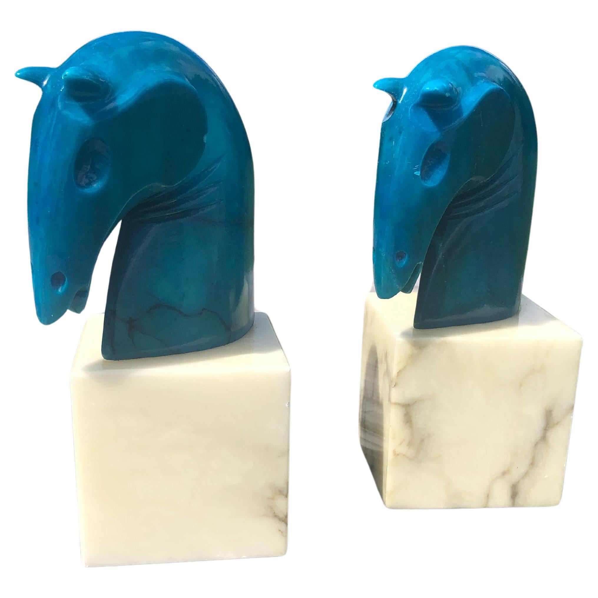 Paar italienische skulpturale Alabaster-Buchstützen mit Pferdekopf aus Alabaster im Angebot