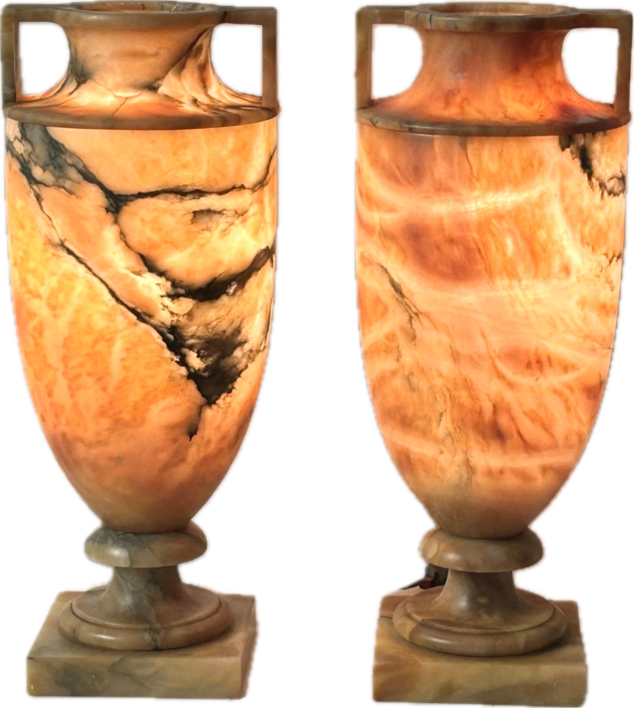 Paire de lampes de table italiennes en forme d'urne en albâtre en vente 5