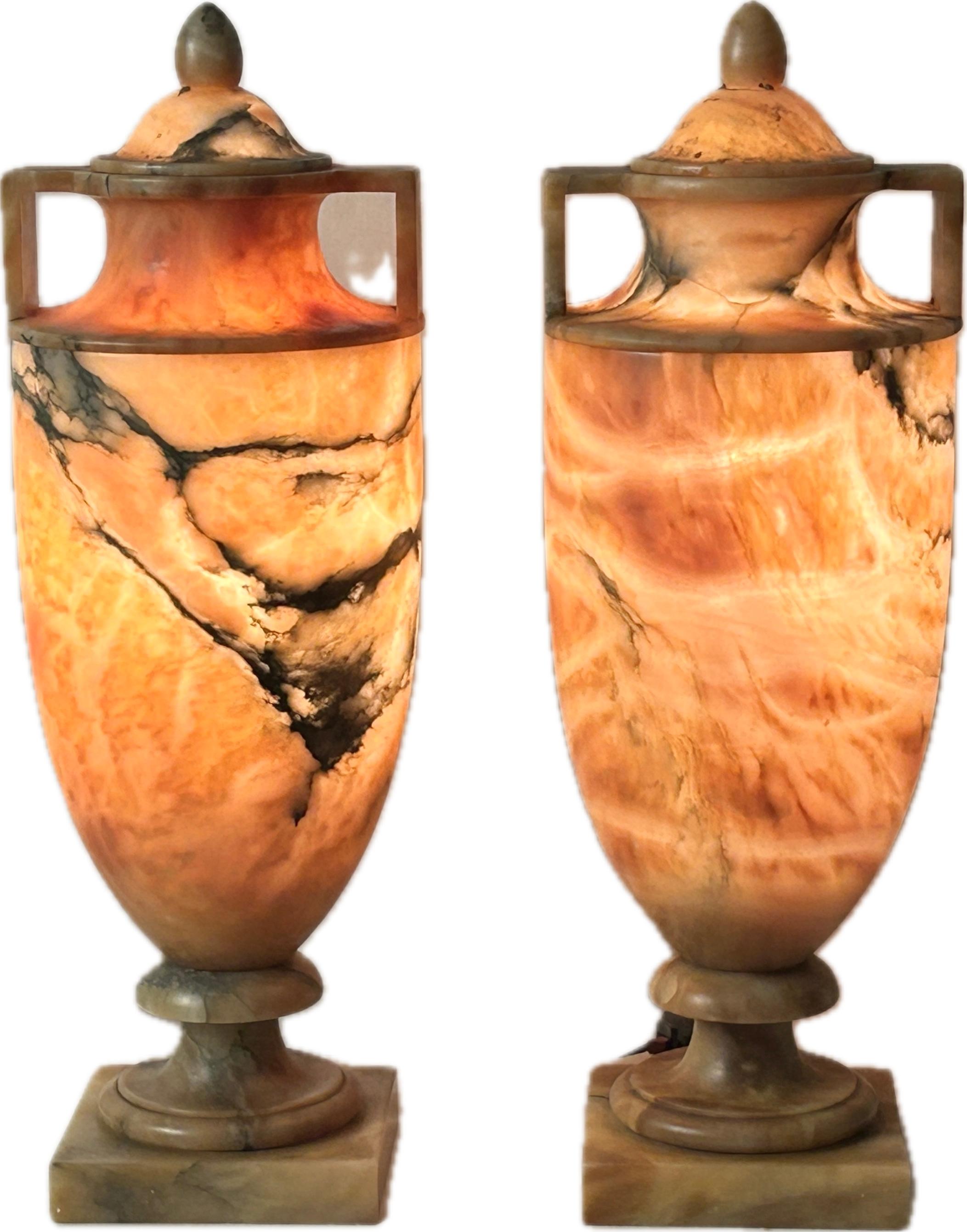 Paire de lampes de table italiennes en forme d'urne en albâtre en vente 6