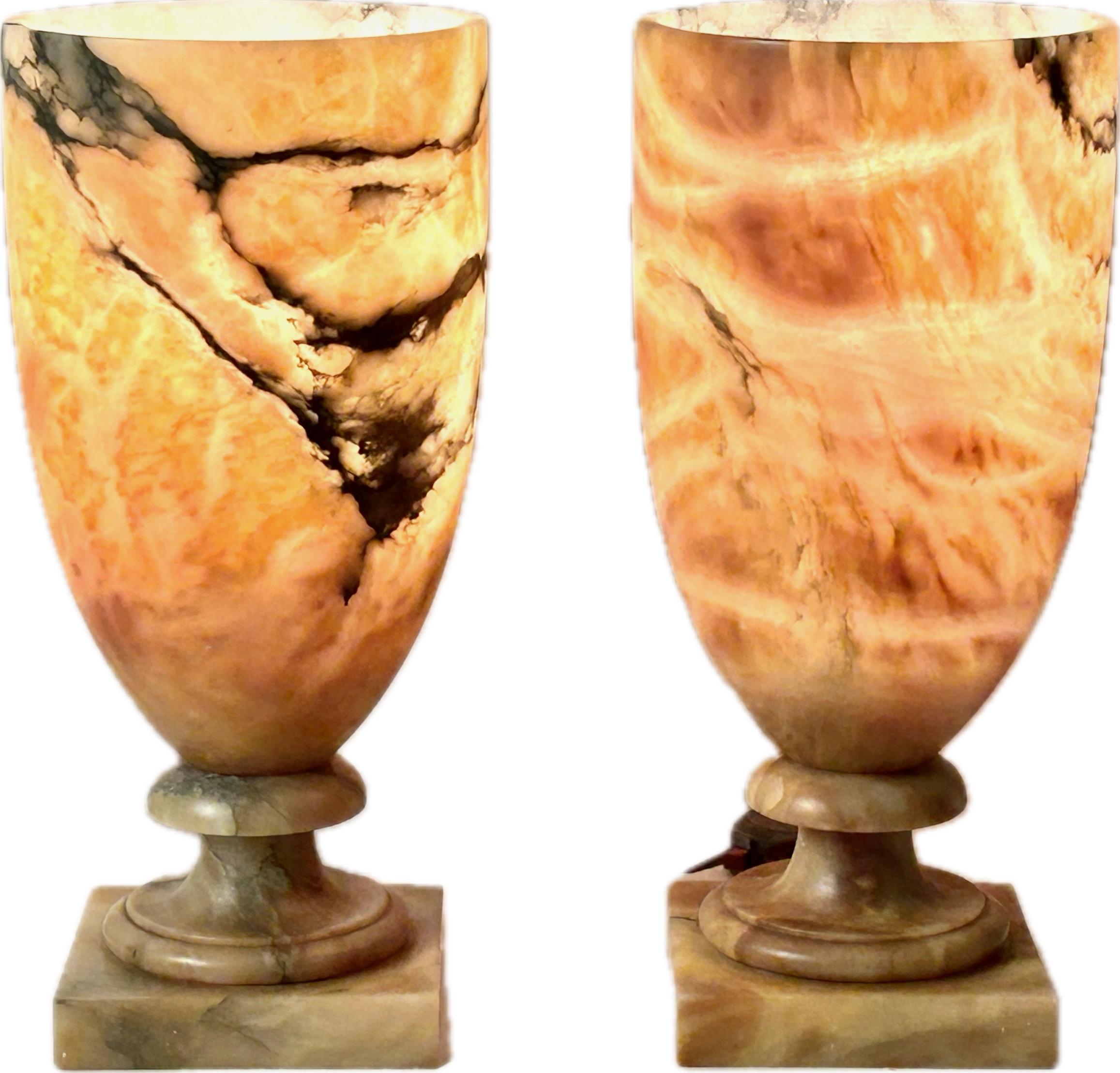 Paire de lampes de table italiennes en forme d'urne en albâtre en vente 7