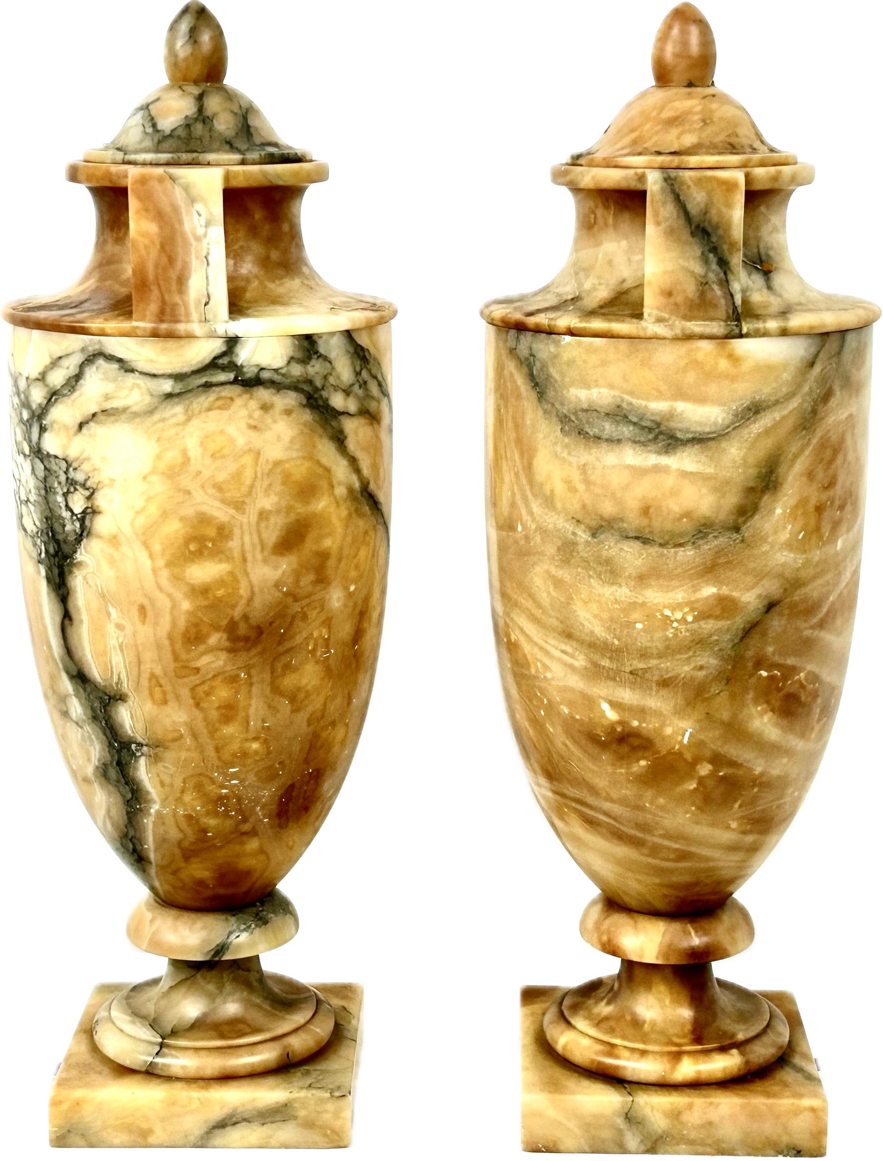 Superbe paire de lampes de table italiennes en forme d'urne en albâtre du 20e siècle. Les lampes ont la forme classique d'une urne ornée et se caractérisent par la beauté du travail de la pierre veinée et par leur qualité douce et translucide. Cela
