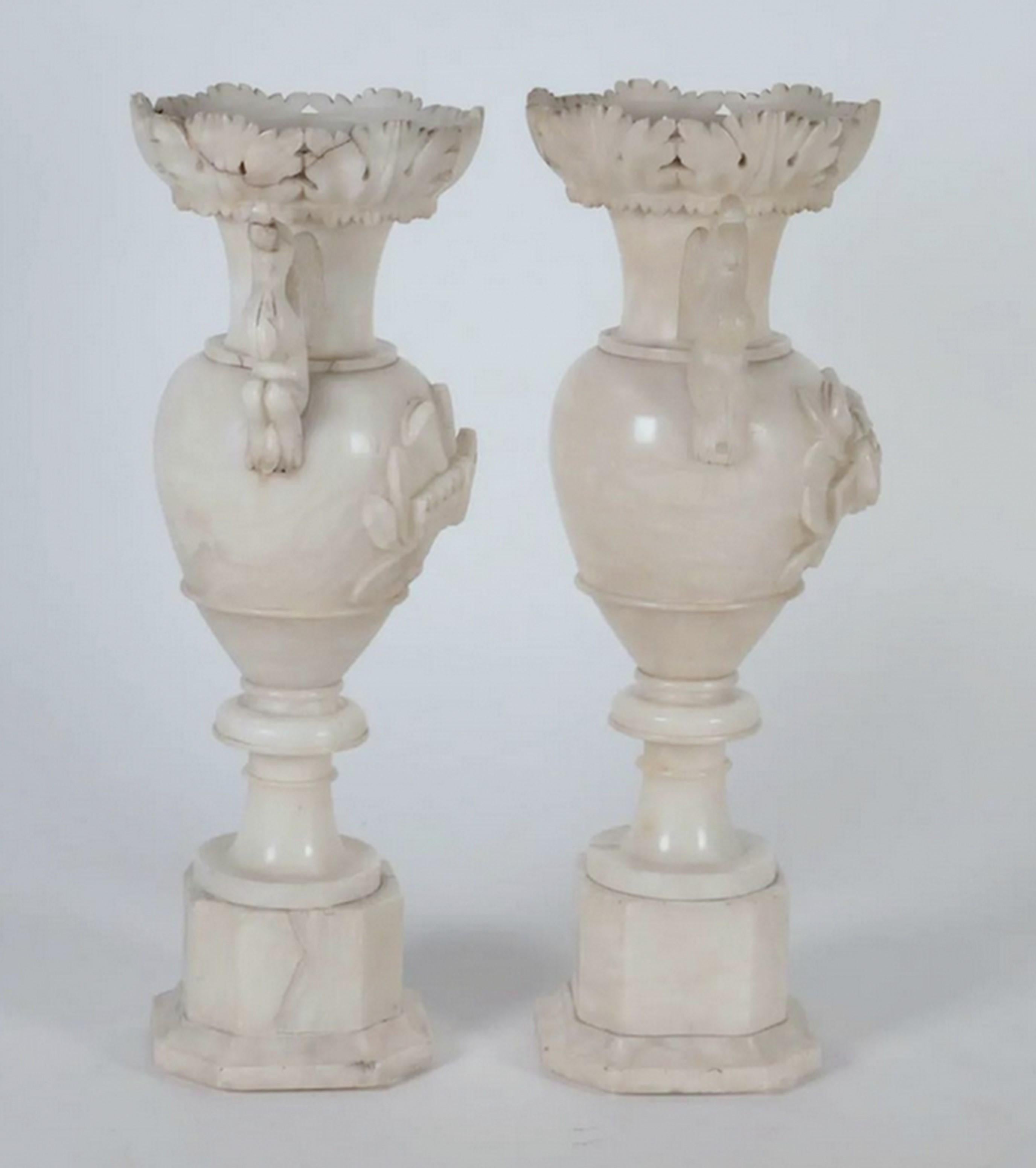 Pair of Italian Alabaster Urns, circa 1800 For Sale 1