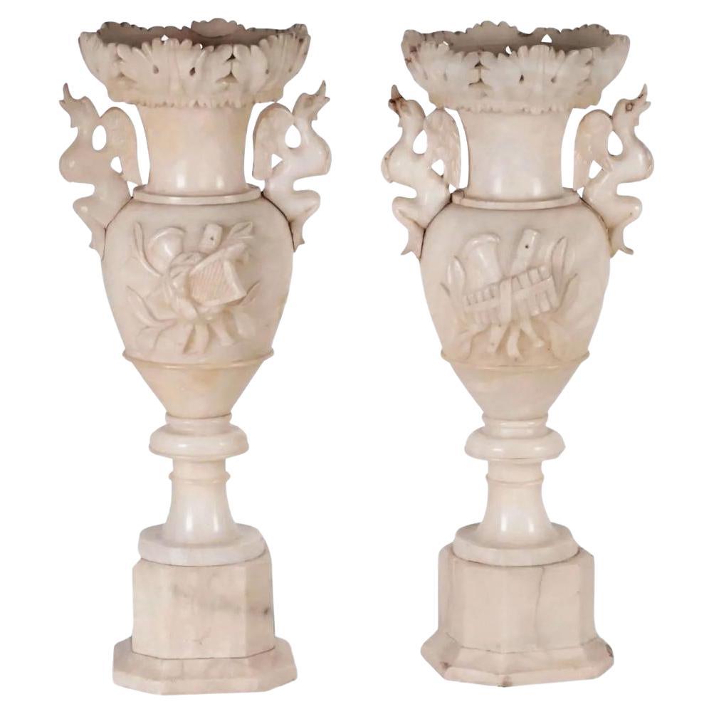 Paire d'urnes italiennes en albâtre, vers 1800