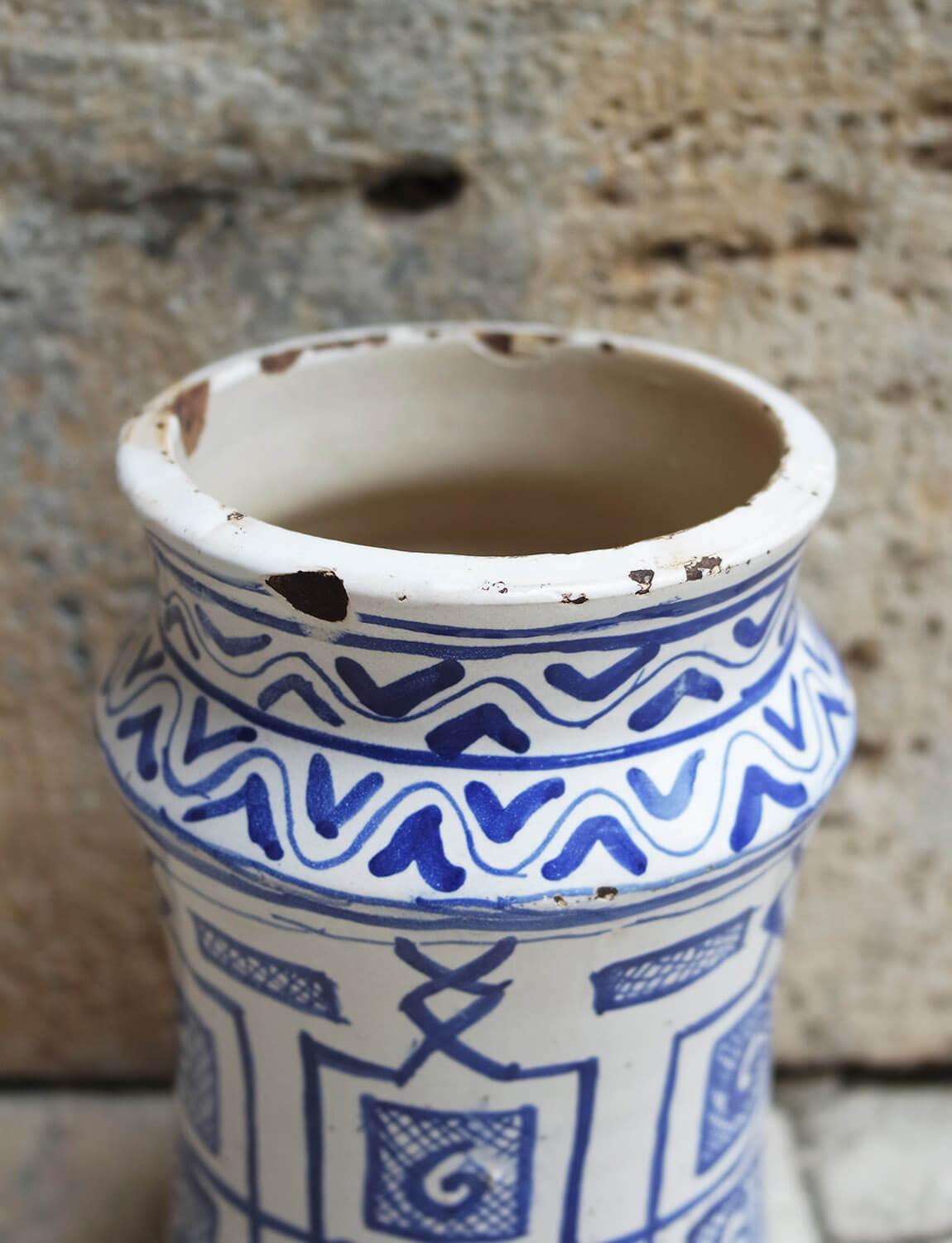 Paire de pots en céramique peints à la main/Albarelli fabriqués à la fin des années 1800 en vente 1
