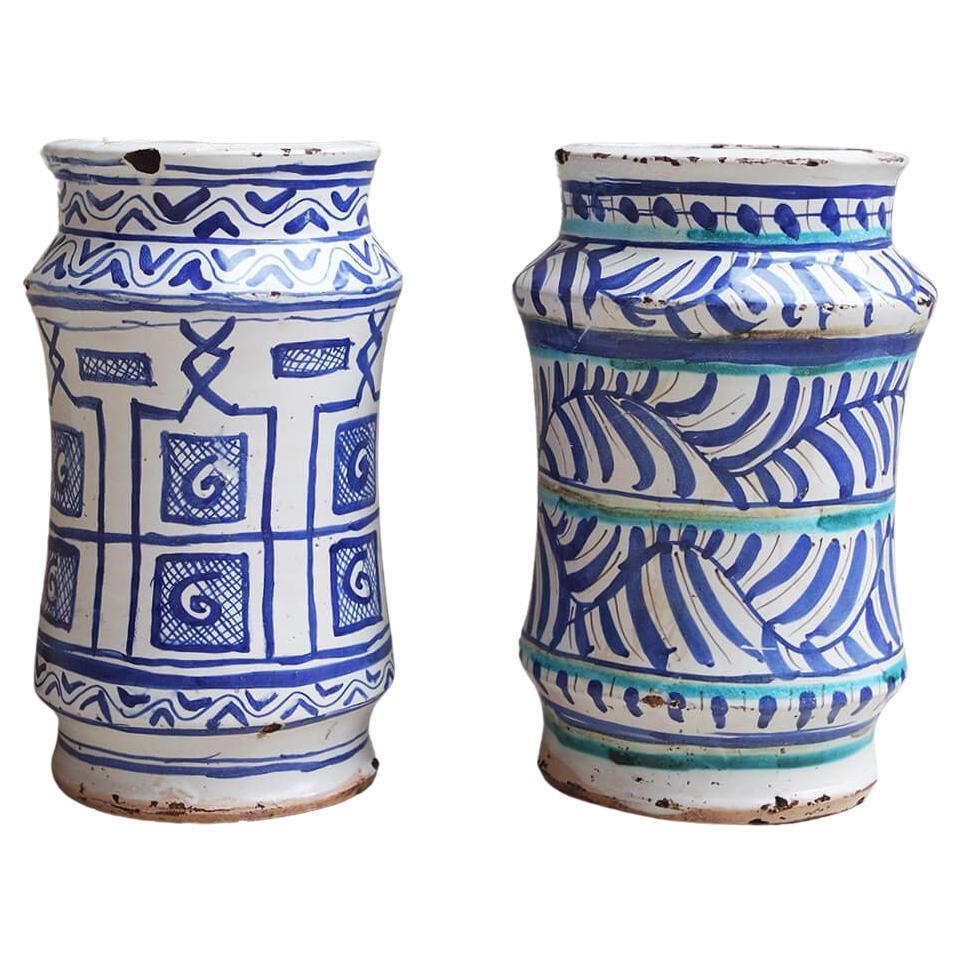 Paire de pots en céramique peints à la main/Albarelli fabriqués à la fin des années 1800 en vente