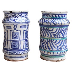 Pareja de macetas italianas de cerámica pintadas a mano / Albarelli fabricadas a finales del siglo XIX