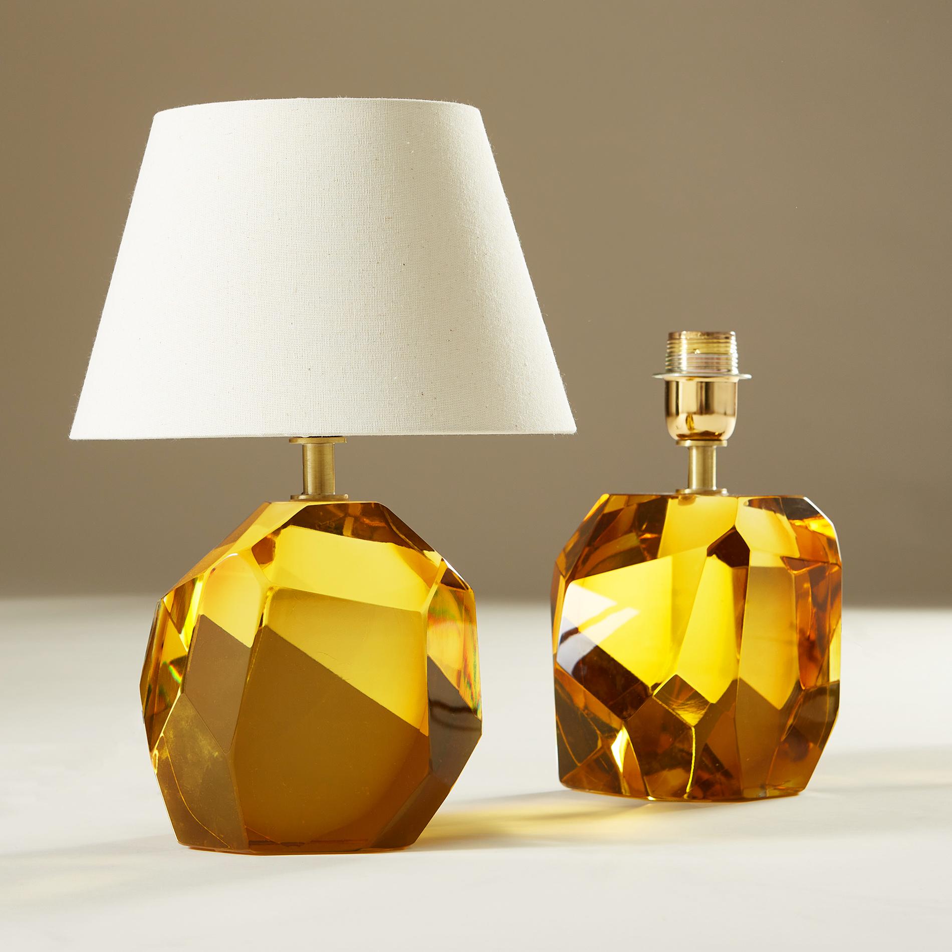 Zeitgenössische, handgefertigte und handpolierte Lampe aus massivem Murano mit Messingbeschlag. Inklusive US-Hand-Dimmschalter.  

Signiert 