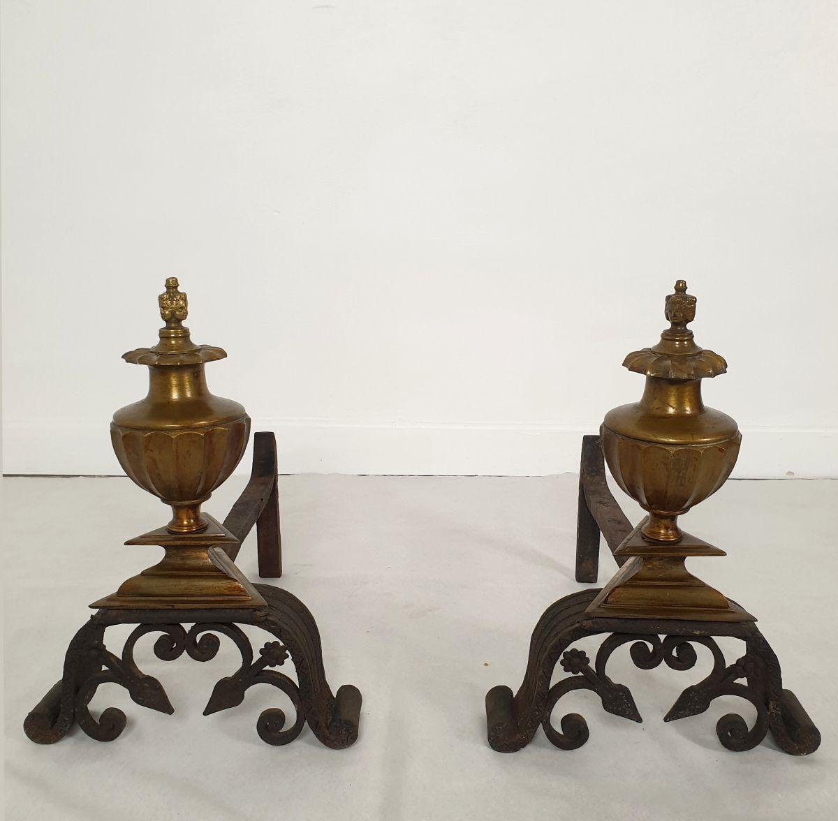 Pair of Italian decorative andirons, circa 1900s.
The pair of andirons is made of bronze and hand-crafted wrought iron.
Fully decorated with 4 faces on the top of the bronze elements; and a decor on the wrought iron.
In very good condition.
