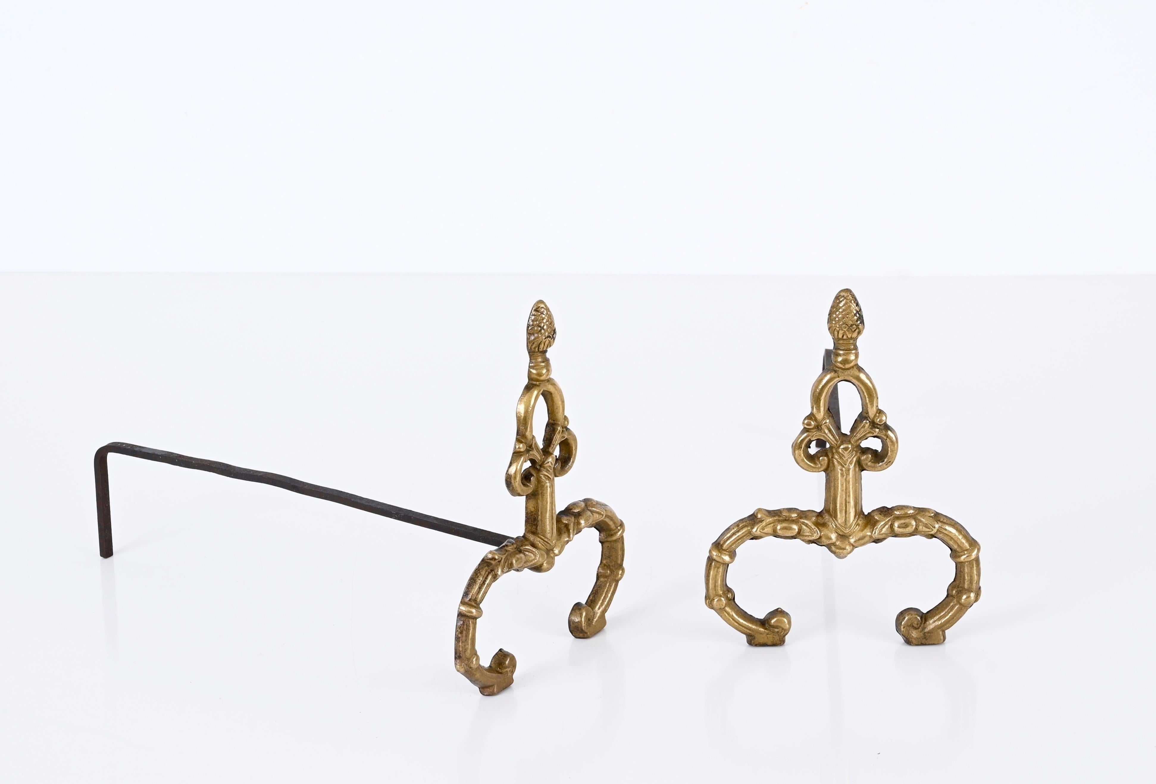 Paire de chenets italiens en bronze doré et fer de style Louis XV, Italie, années 1940 en vente 6