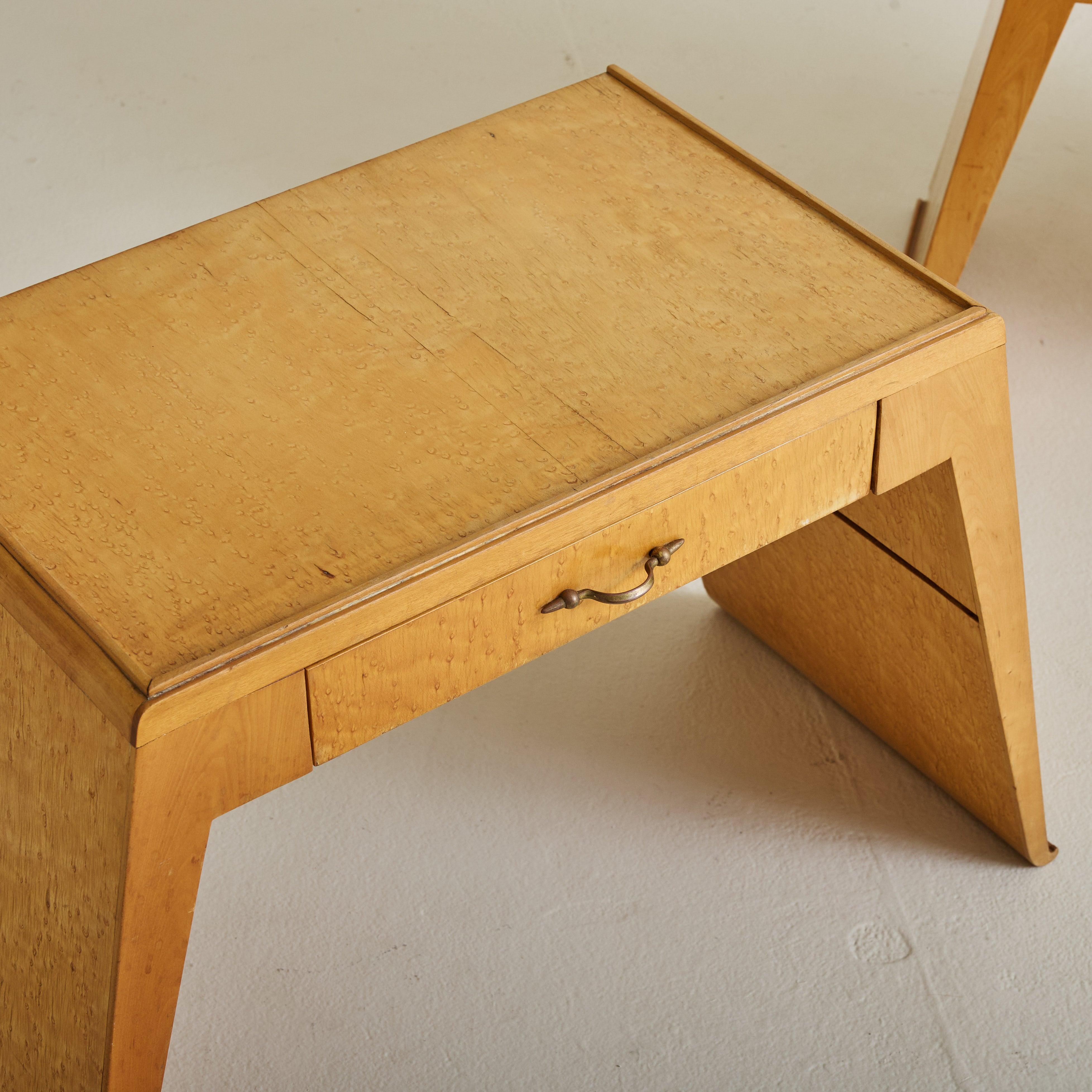 Pair of Italian Angular Wood Nightstands with Glass Shelves, 1950s For Sale 1