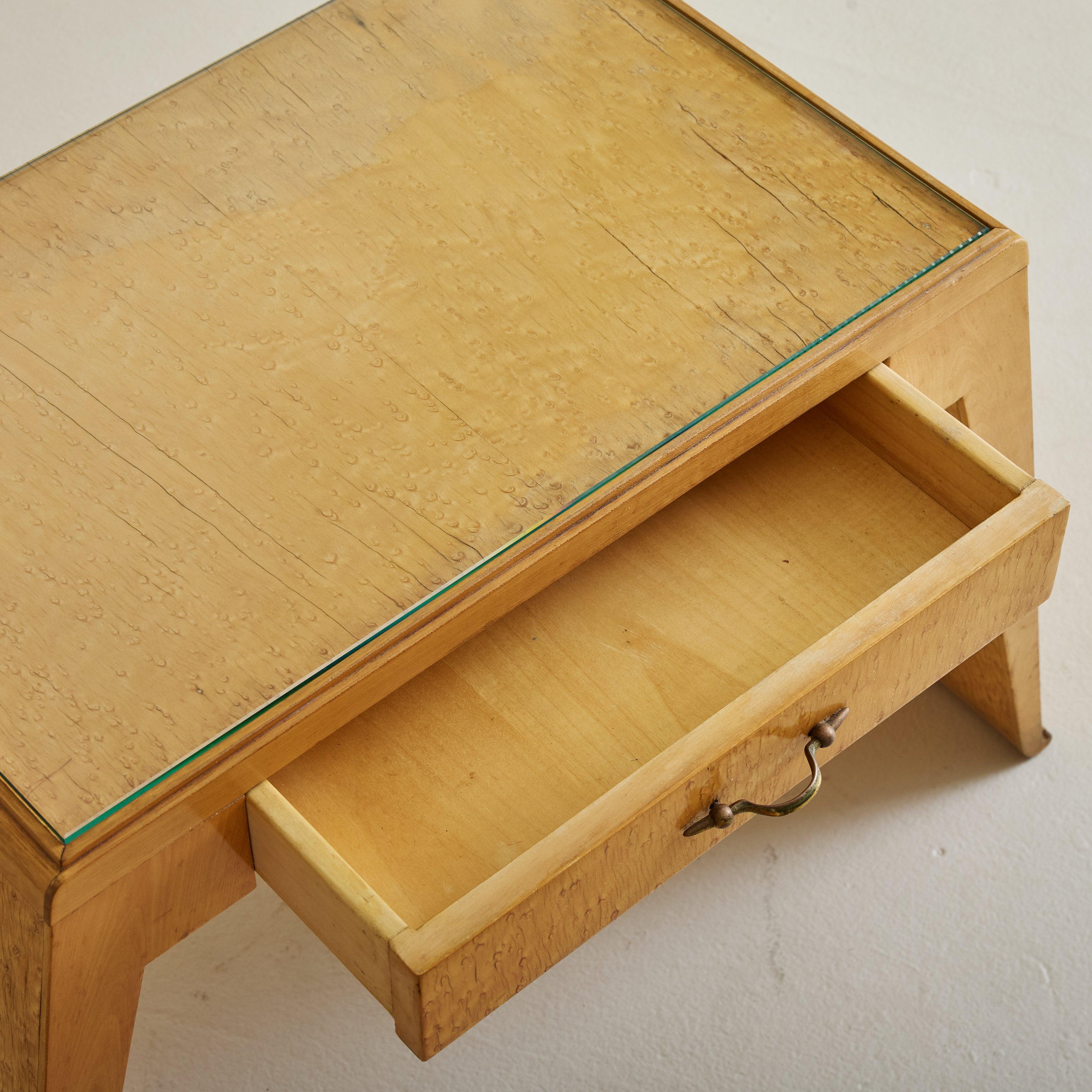 Pair of Italian Angular Wood Nightstands with Glass Shelves, 1950s For Sale 4