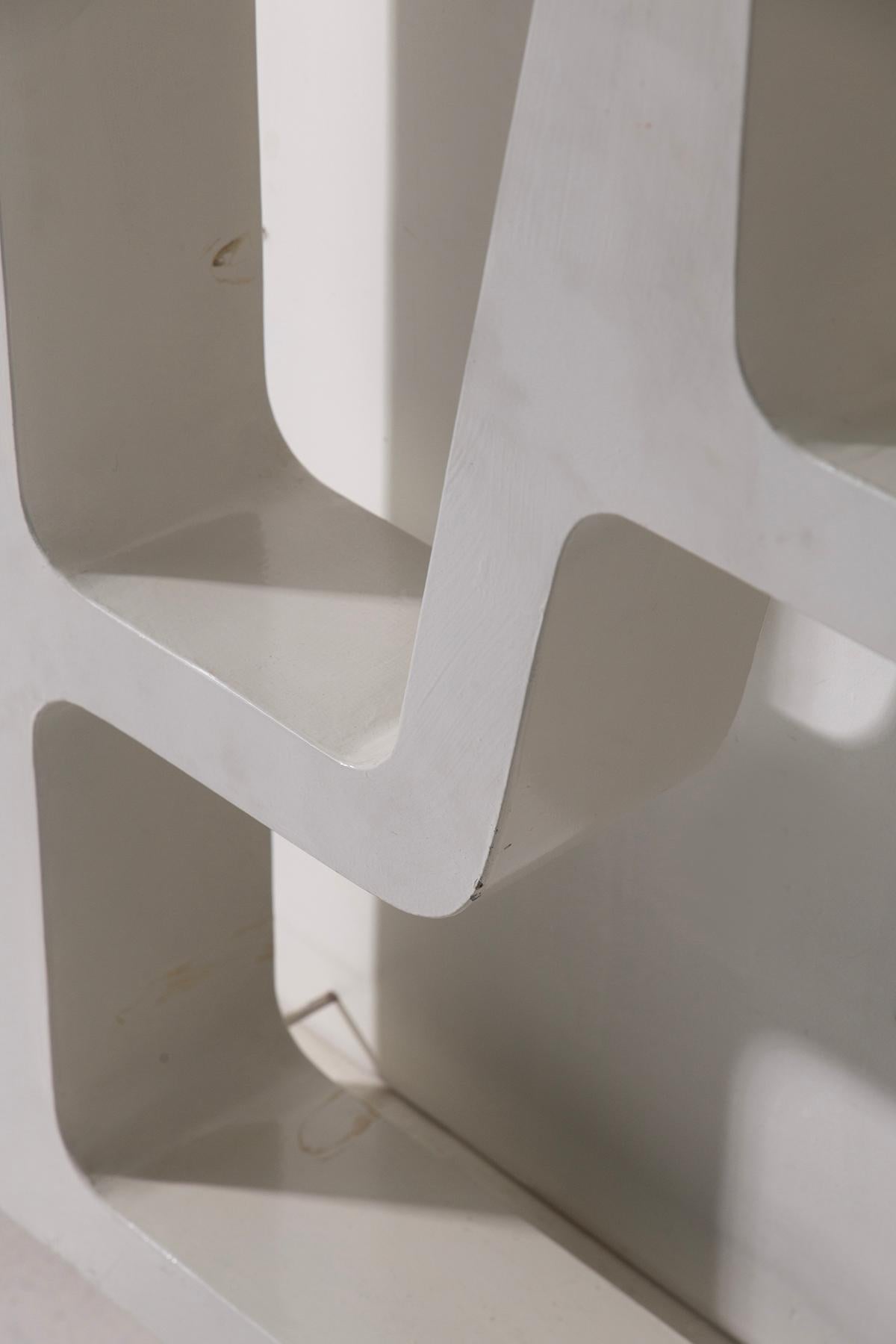 Pair of Italian anthropomorphic hanging bookcases in the style of Gio Ponti In Good Condition For Sale In Milano, IT