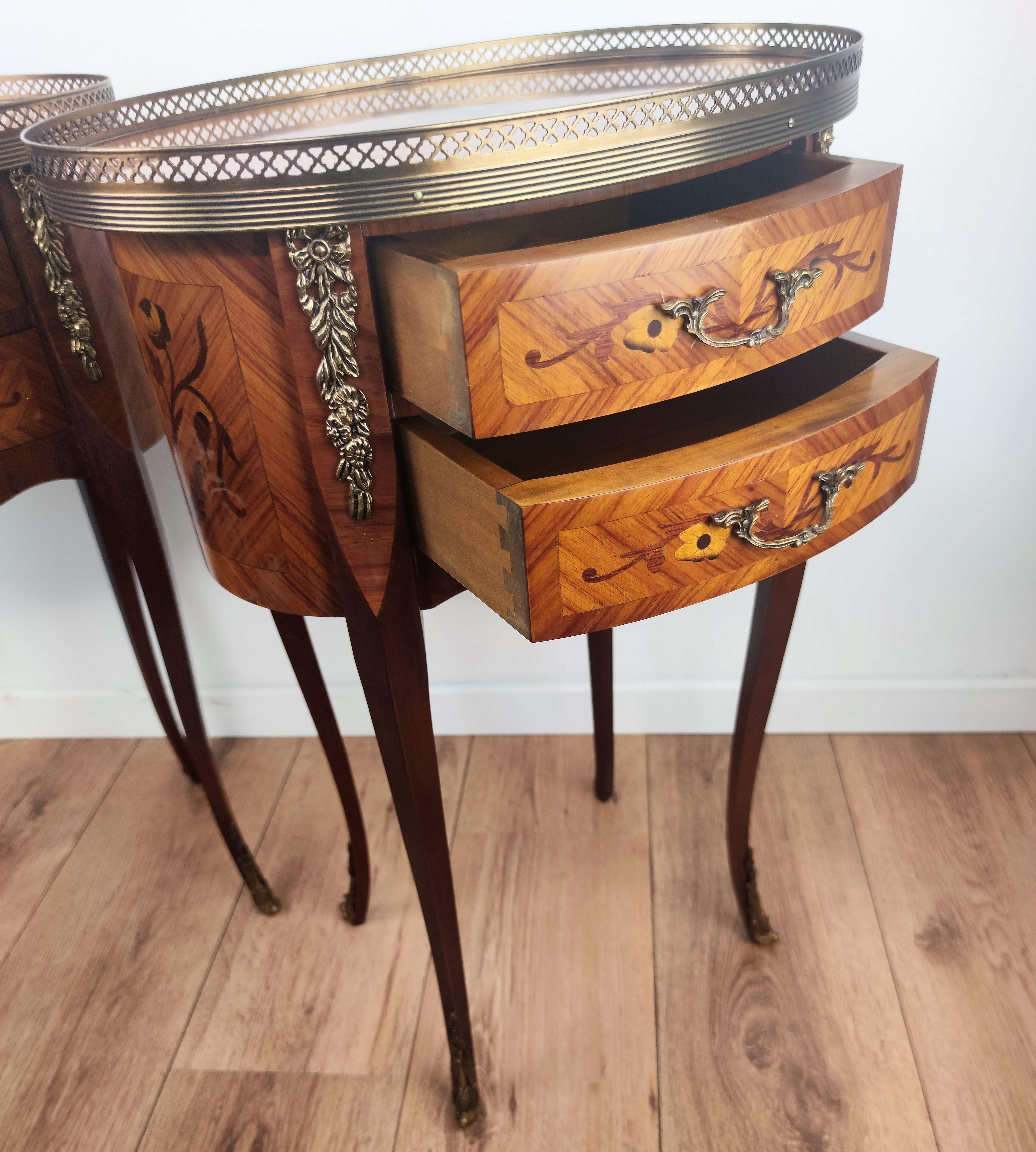 Pair of Italian Antique Marquetry Walnut Bedside Nightstands Tables with Drawers In Good Condition In Carimate, Como