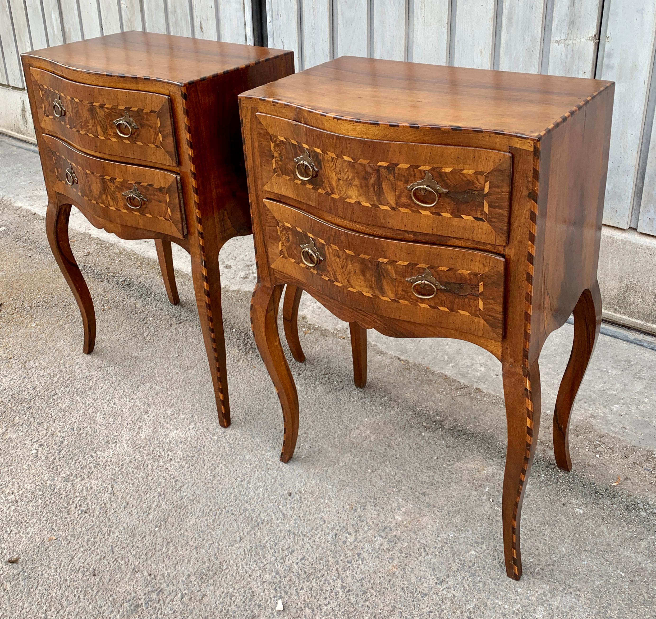 Pair of Italian Antique Nightstands in Walnut and Brass Hardware In Good Condition In Haddonfield, NJ