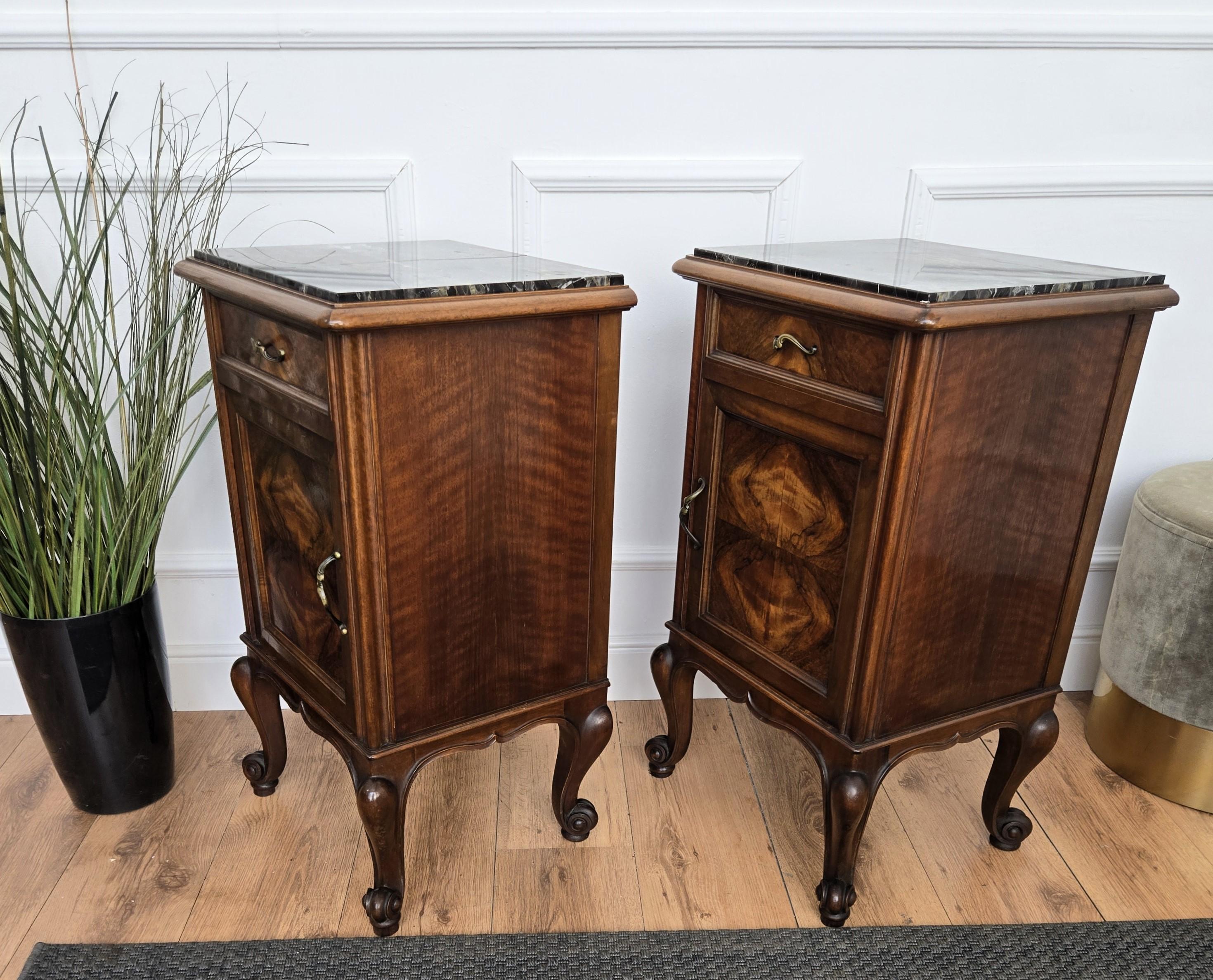 Paire de tables de chevet italiennes anciennes en ronce de noyer et marbre Portoro en vente 4