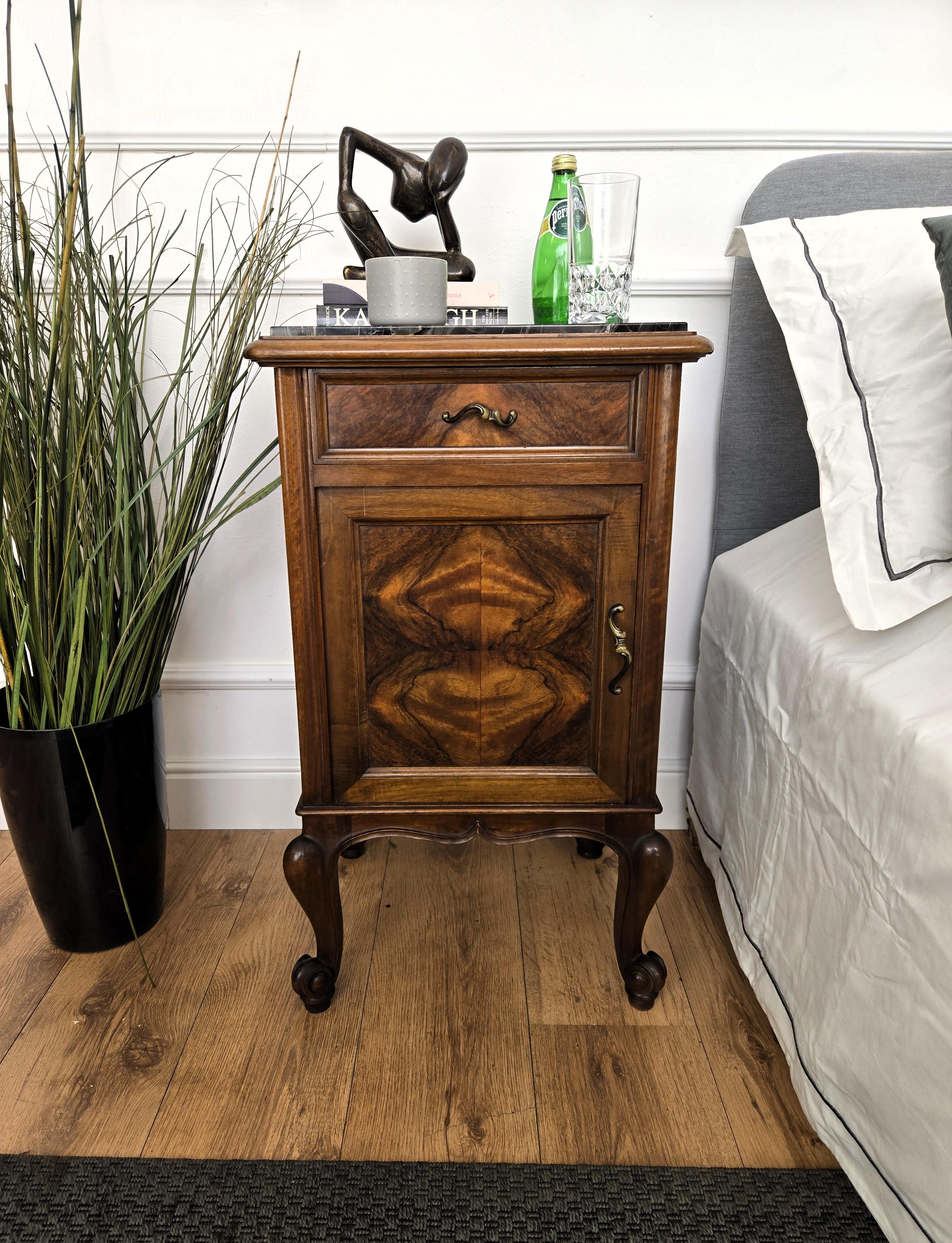 Paire de belles tables de nuit ou tables d'appoint italiennes anciennes avec portes et tiroirs très sculptés et plateau en marbre Portoro. Le Portoro est un marbre noir de haute qualité, où le vaste noir cristallin de sa base est sillonné par une