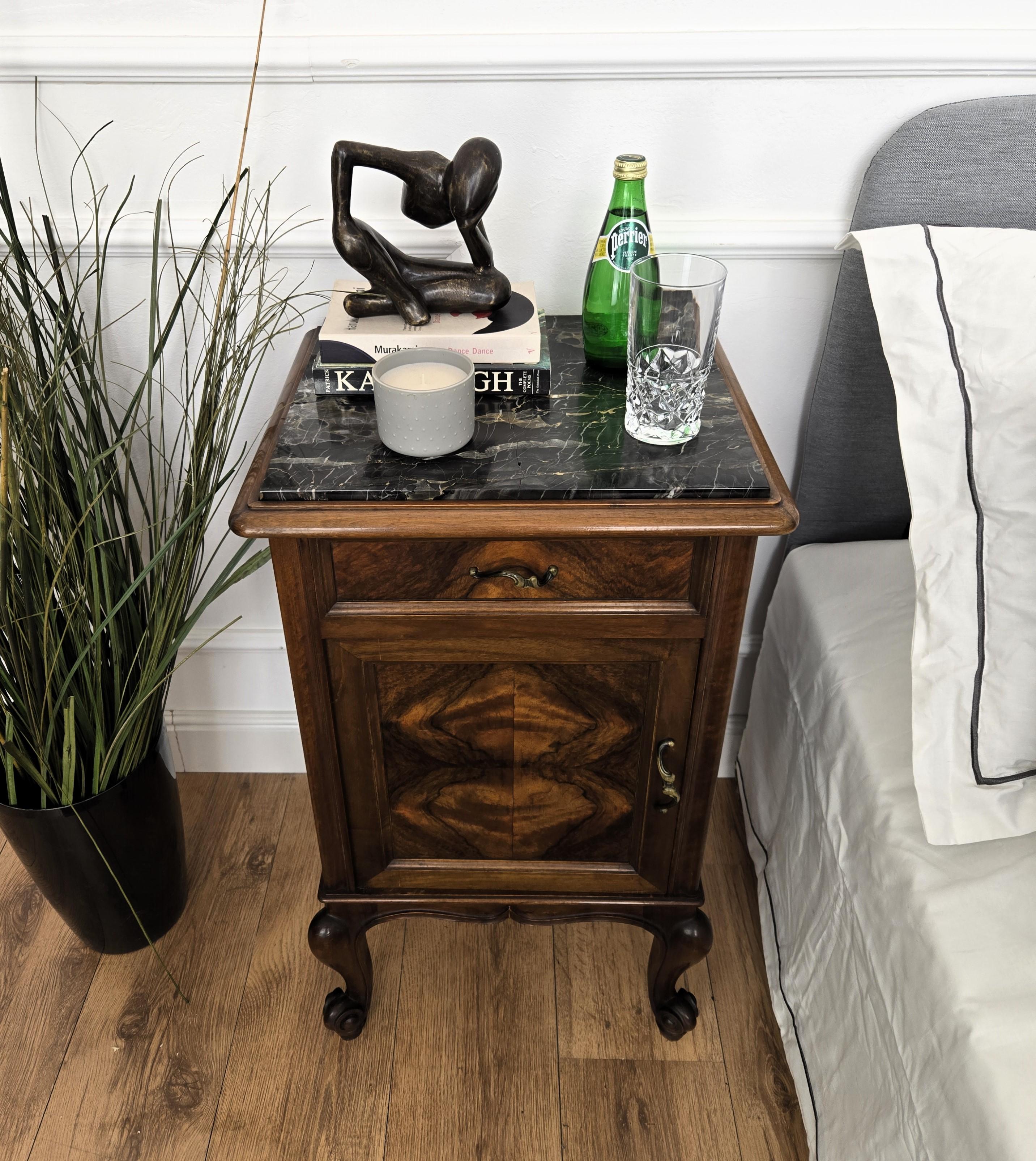 Mid-Century Modern Paire de tables de chevet italiennes anciennes en ronce de noyer et marbre Portoro en vente