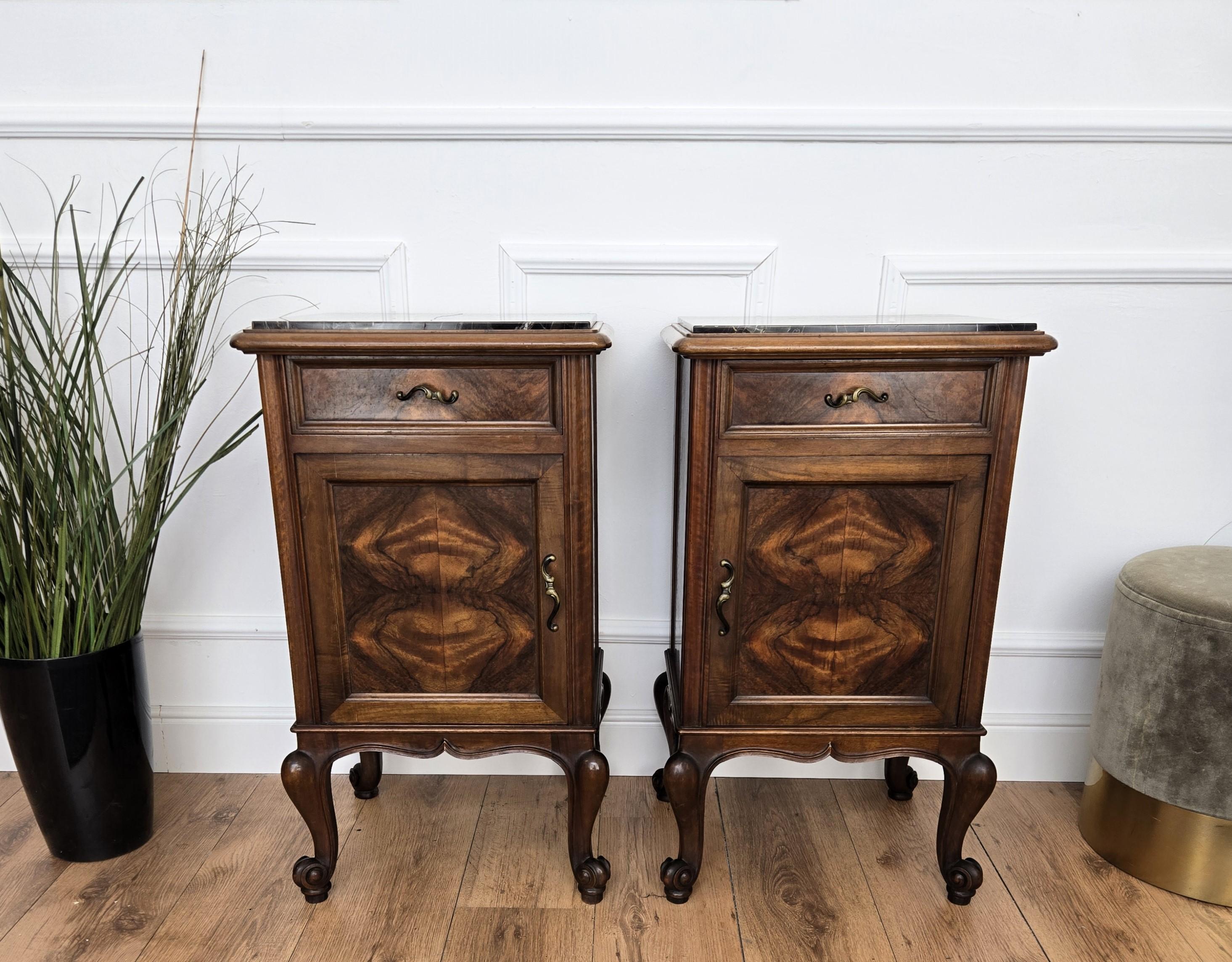 20ième siècle Paire de tables de chevet italiennes anciennes en ronce de noyer et marbre Portoro en vente