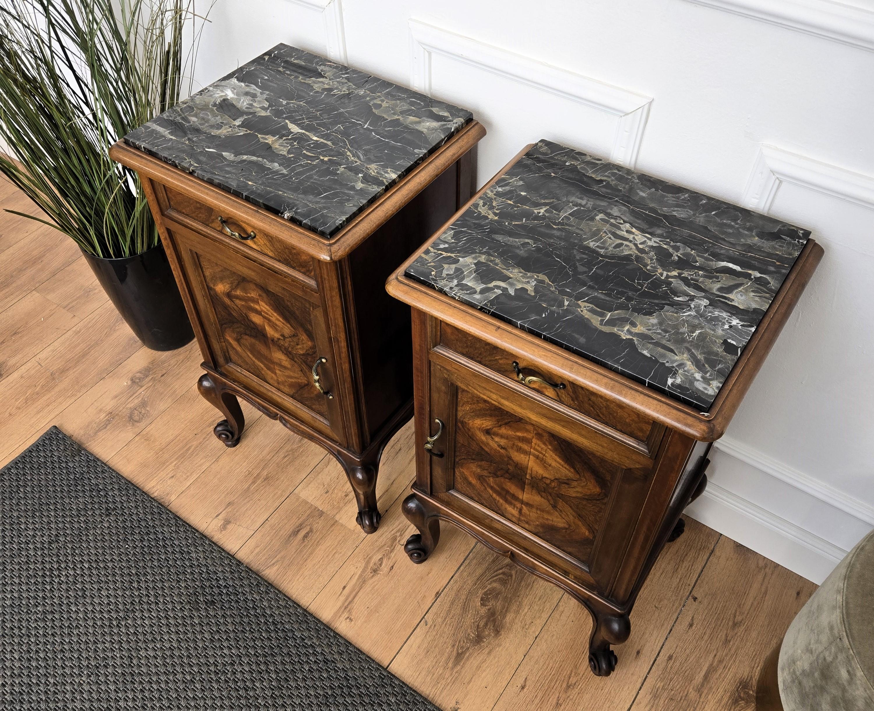 Bronze Paire de tables de chevet italiennes anciennes en ronce de noyer et marbre Portoro en vente