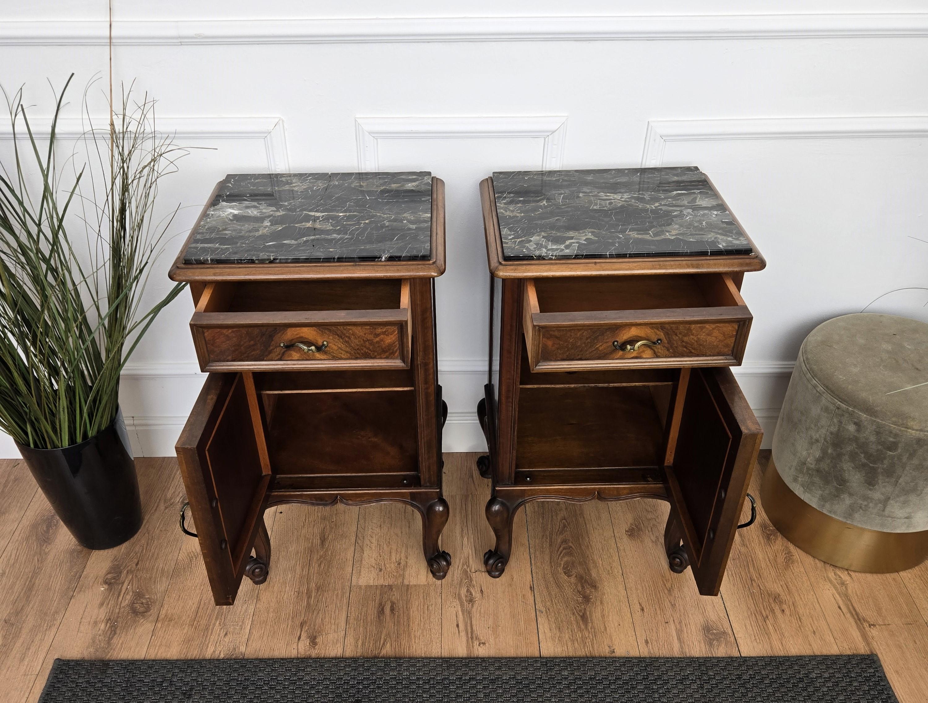Paire de tables de chevet italiennes anciennes en ronce de noyer et marbre Portoro en vente 1