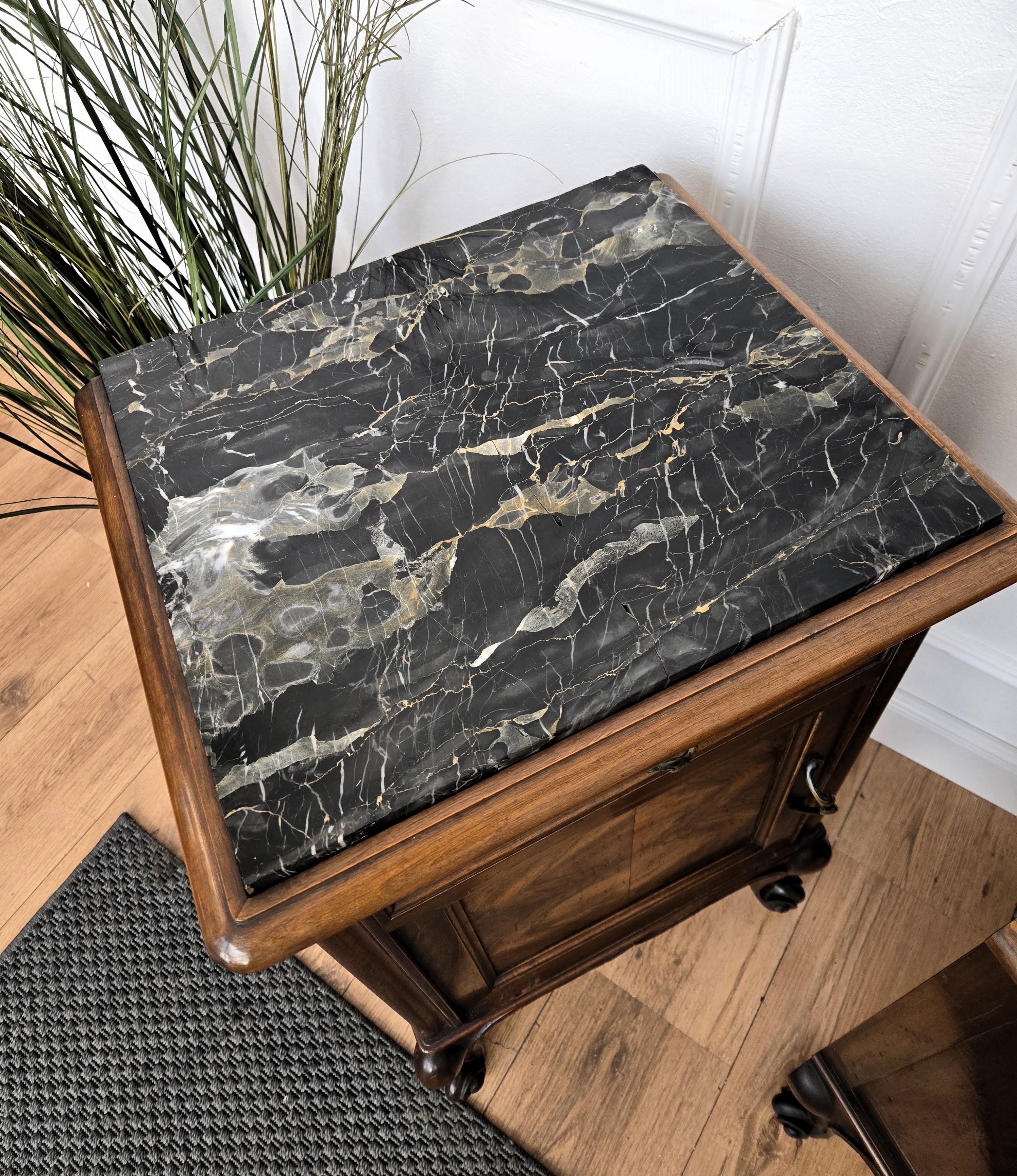 Paire de tables de chevet italiennes anciennes en ronce de noyer et marbre Portoro en vente 2