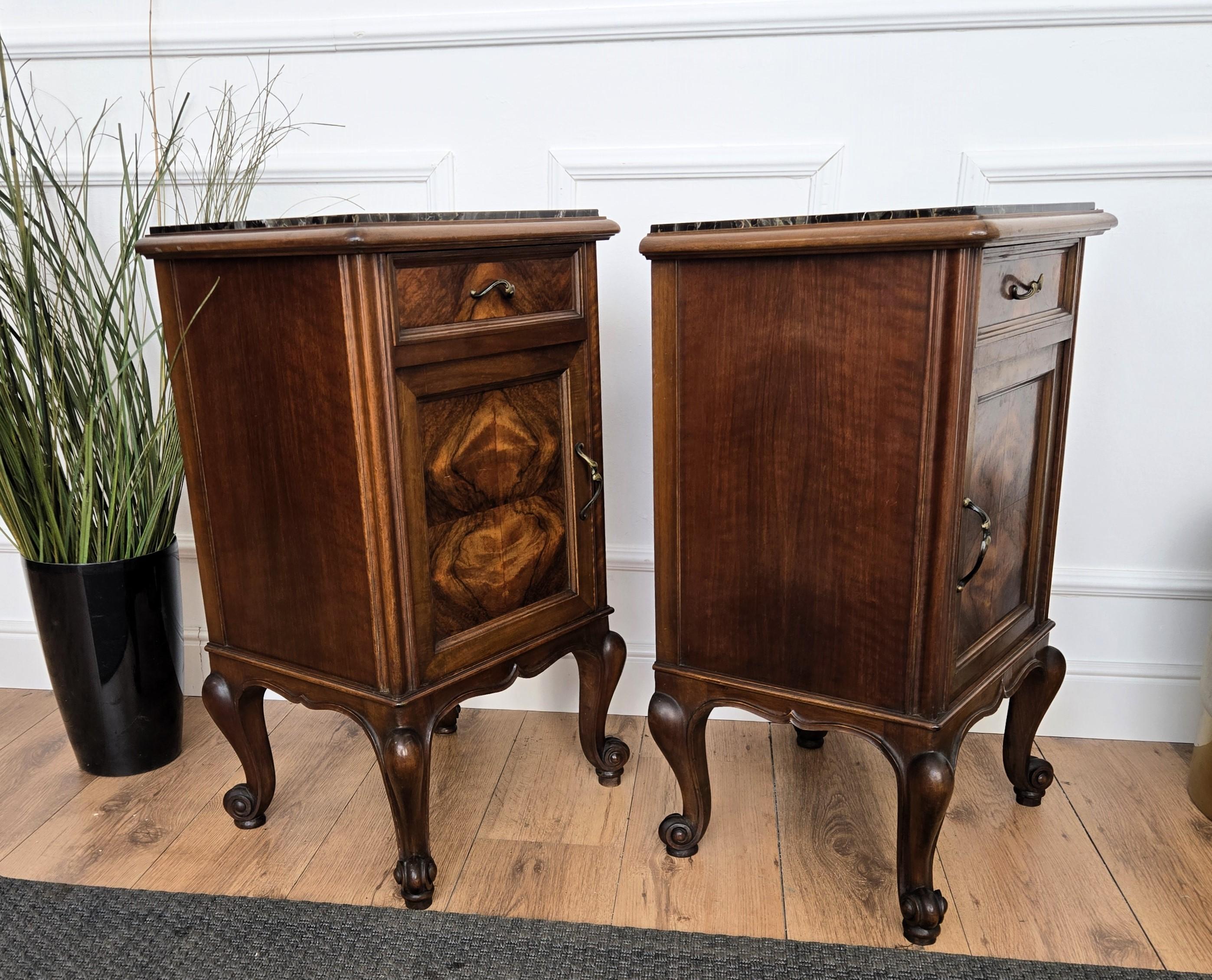 Paire de tables de chevet italiennes anciennes en ronce de noyer et marbre Portoro en vente 3