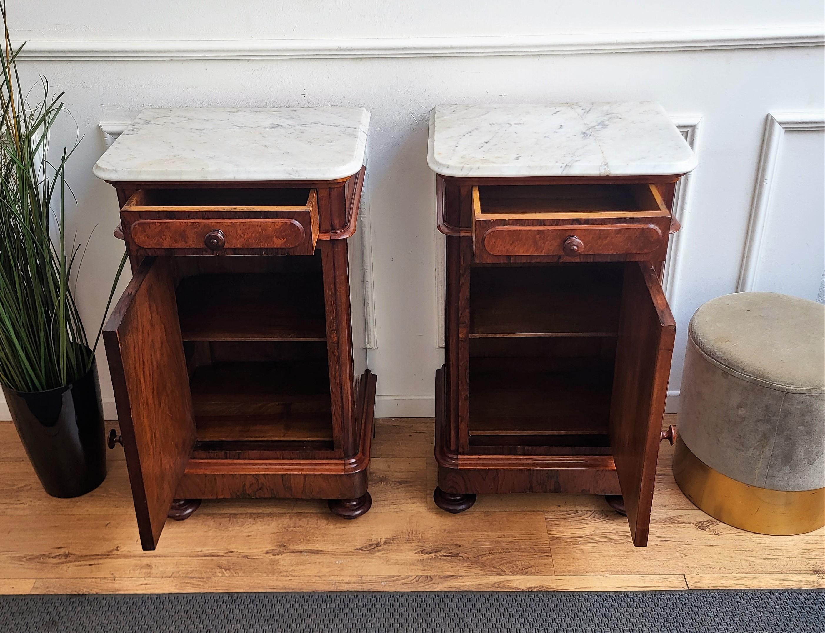 Pair of Italian Antique Walnut Burl White Carrara Marble Night Stands Bed Tables In Good Condition In Carimate, Como