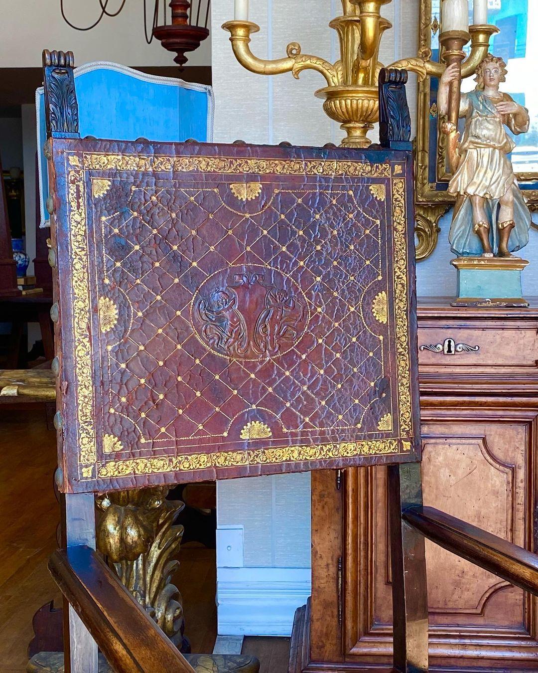 Pareja de sillones italianos, hacia 1800 en Bueno estado para la venta en Los Angeles, CA