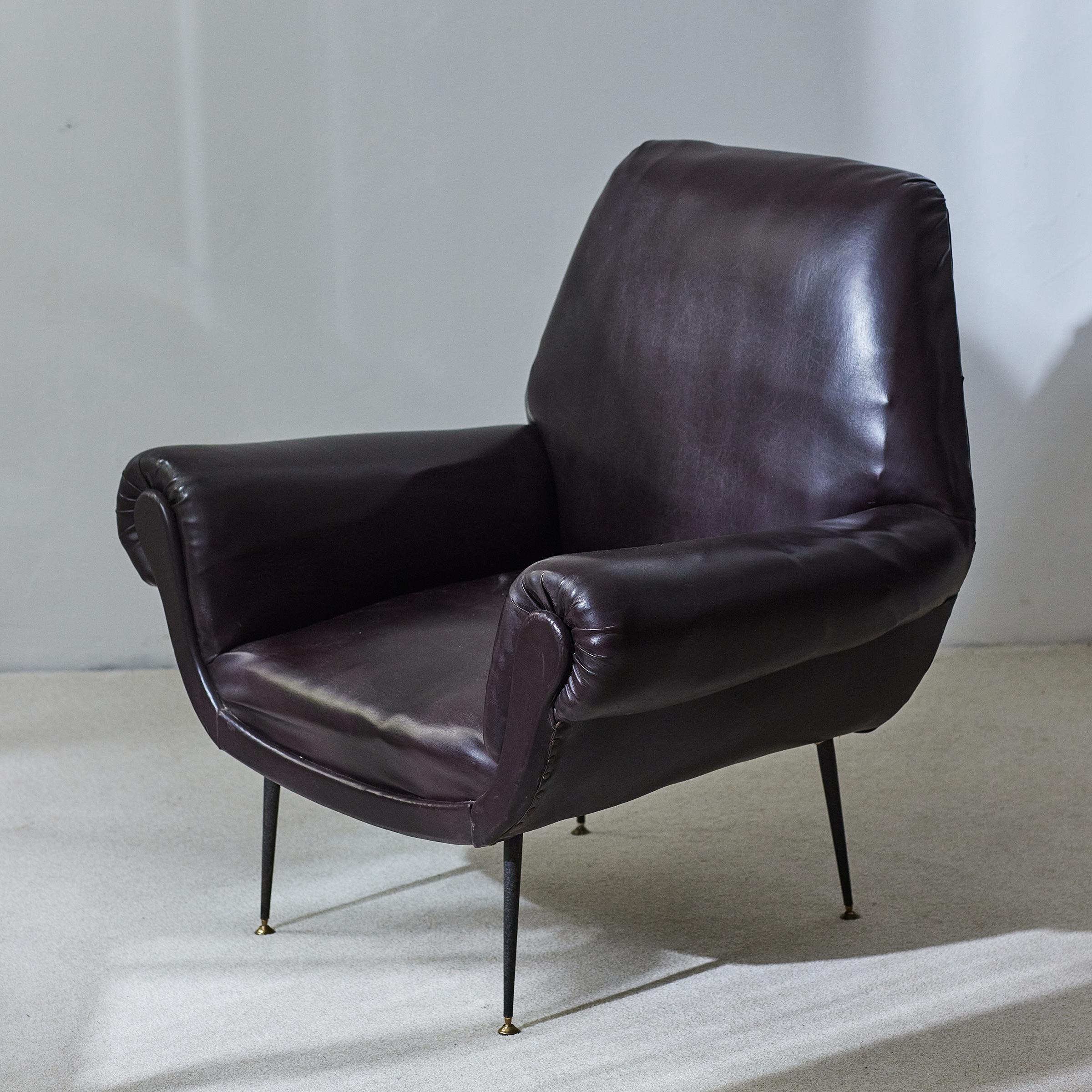 Diseñados por Gigi Radice para Minotti en la década de 1950, estos sillones presentan una tapicería de cuero marrón y un robusto armazón marrón. Con unas medidas de 77 cm de largo, 85 cm de ancho y 91 cm de alto, estos sillones son el complemento
