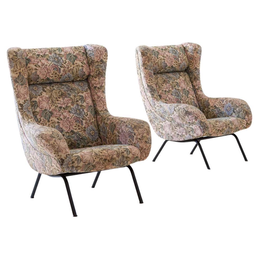 Set of two Italian lounge chairs, manufactured during the 1950s

The black enameled iron tubular legs are a Classic of modern design of the 1950s, in the seat of the armchair you can read a search for beauty and sculptural details, the design is